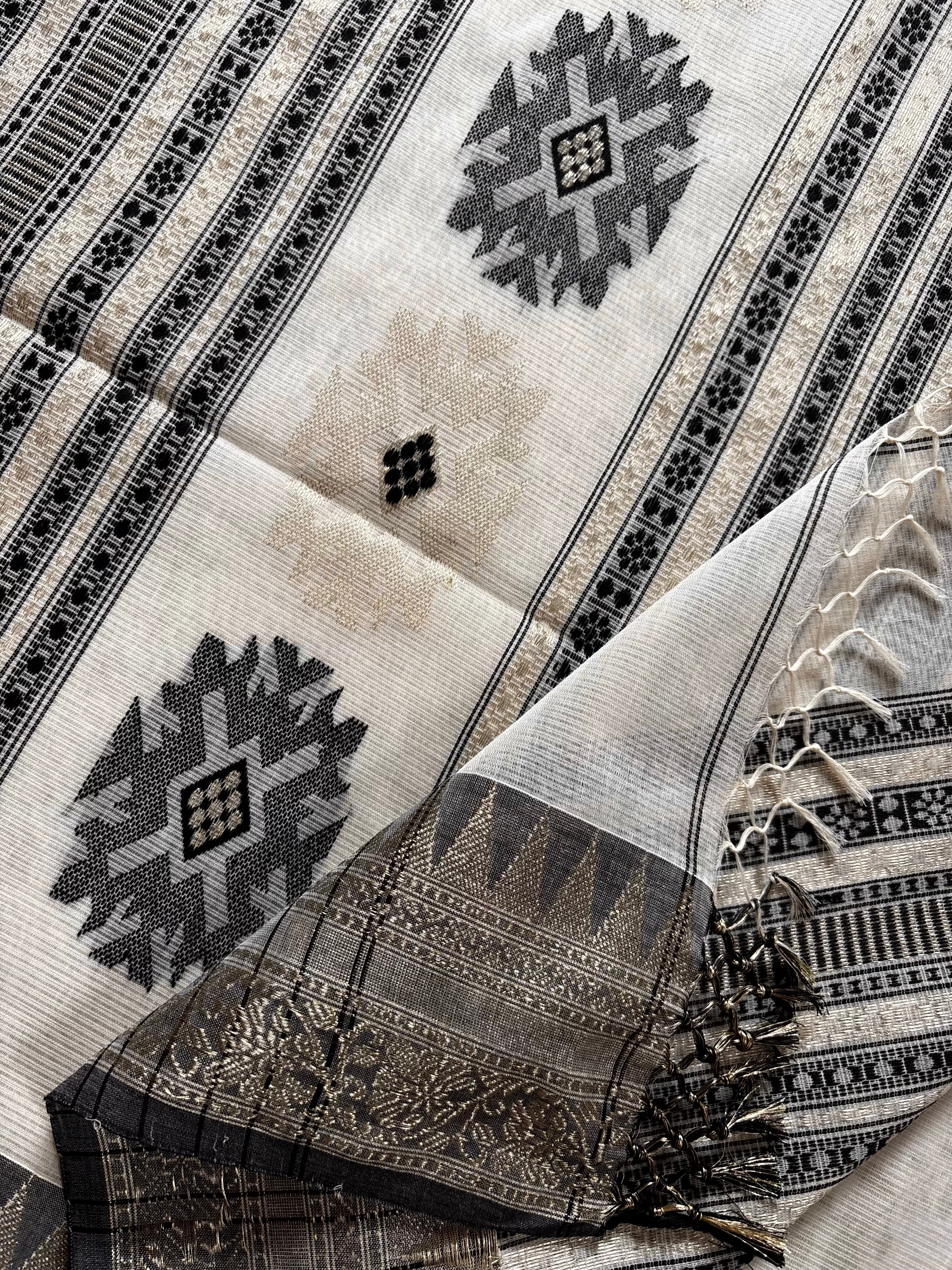 Handwoven Offwhite Black Colour Phulia Cotton Saree