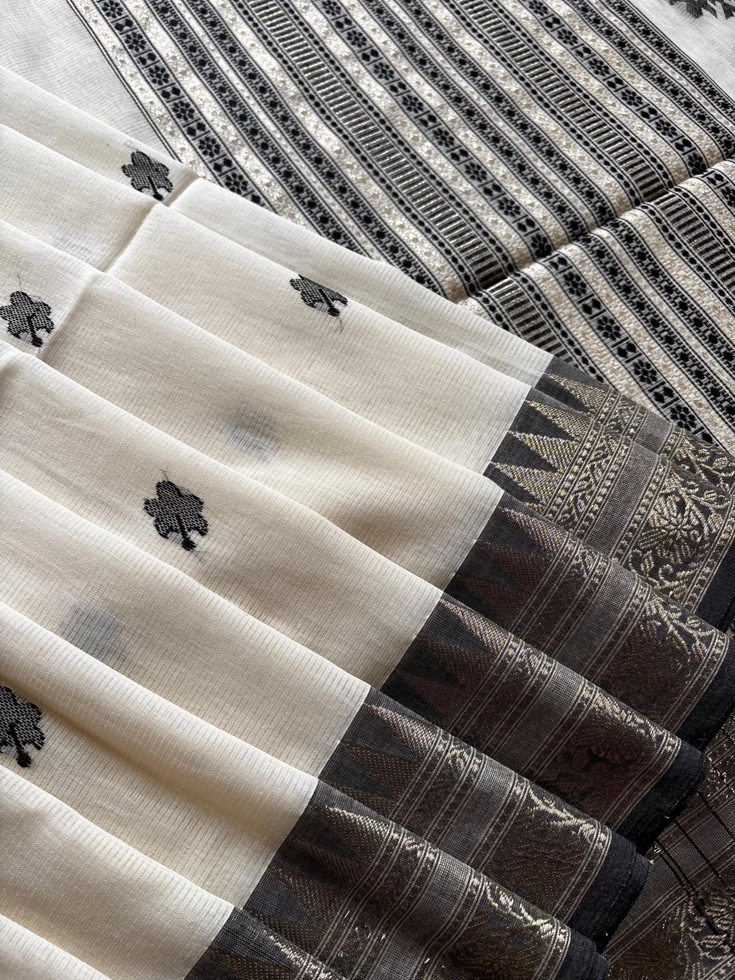 Handwoven Offwhite Black Colour Phulia Cotton Saree