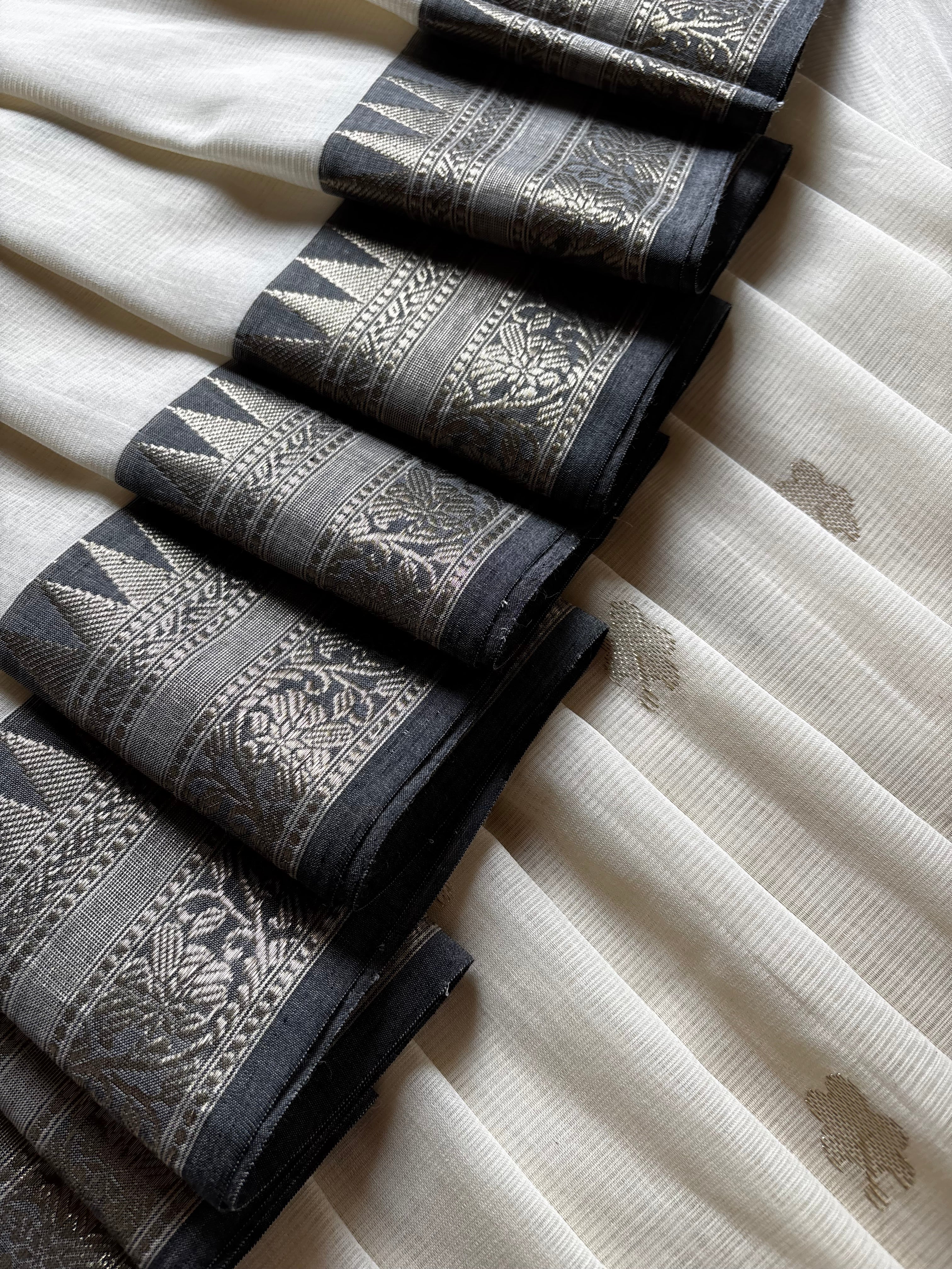 Handwoven Offwhite Black Colour Phulia Cotton Saree