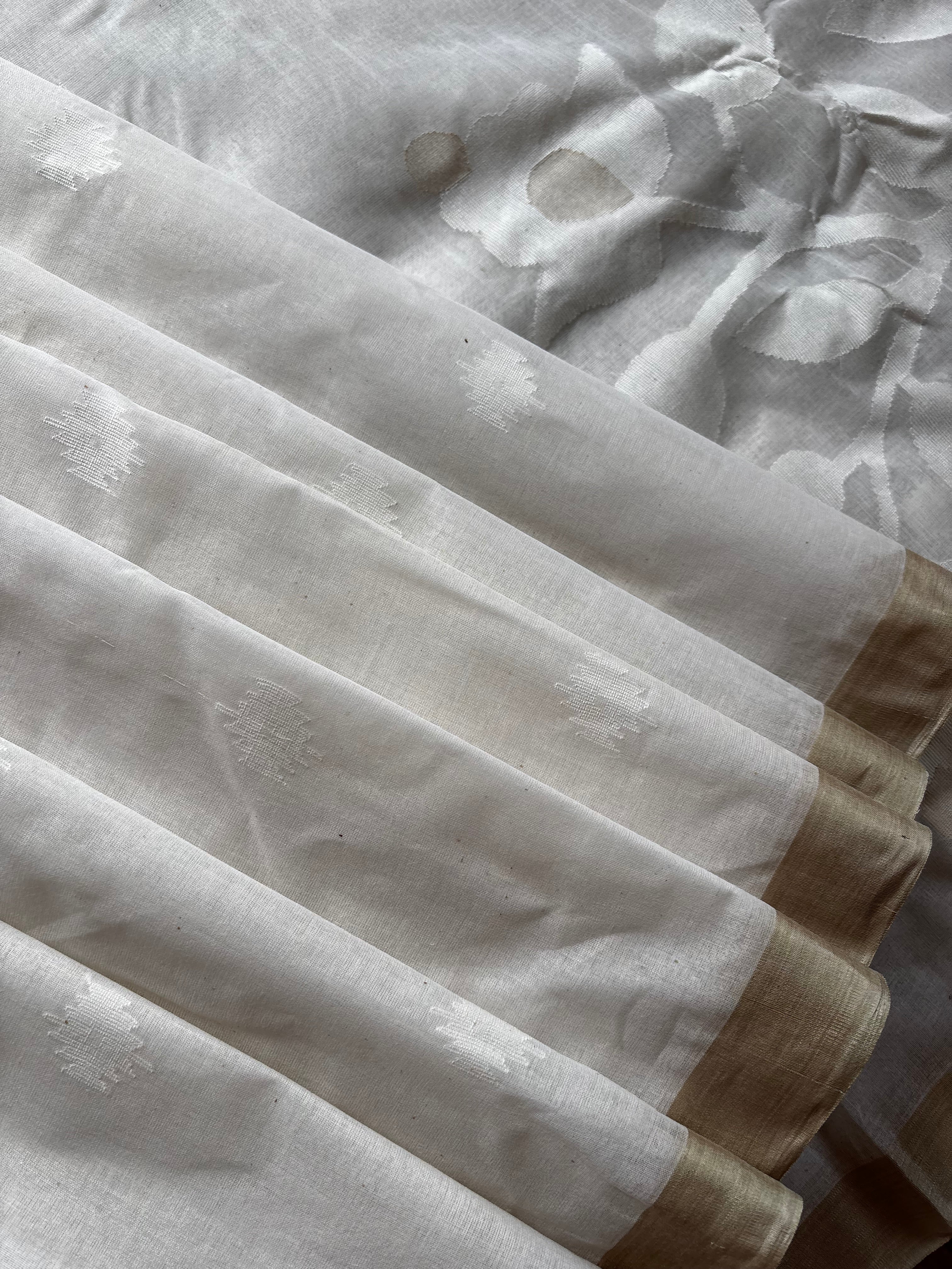Handwoven White Colour Cotton Jamdani Saree
