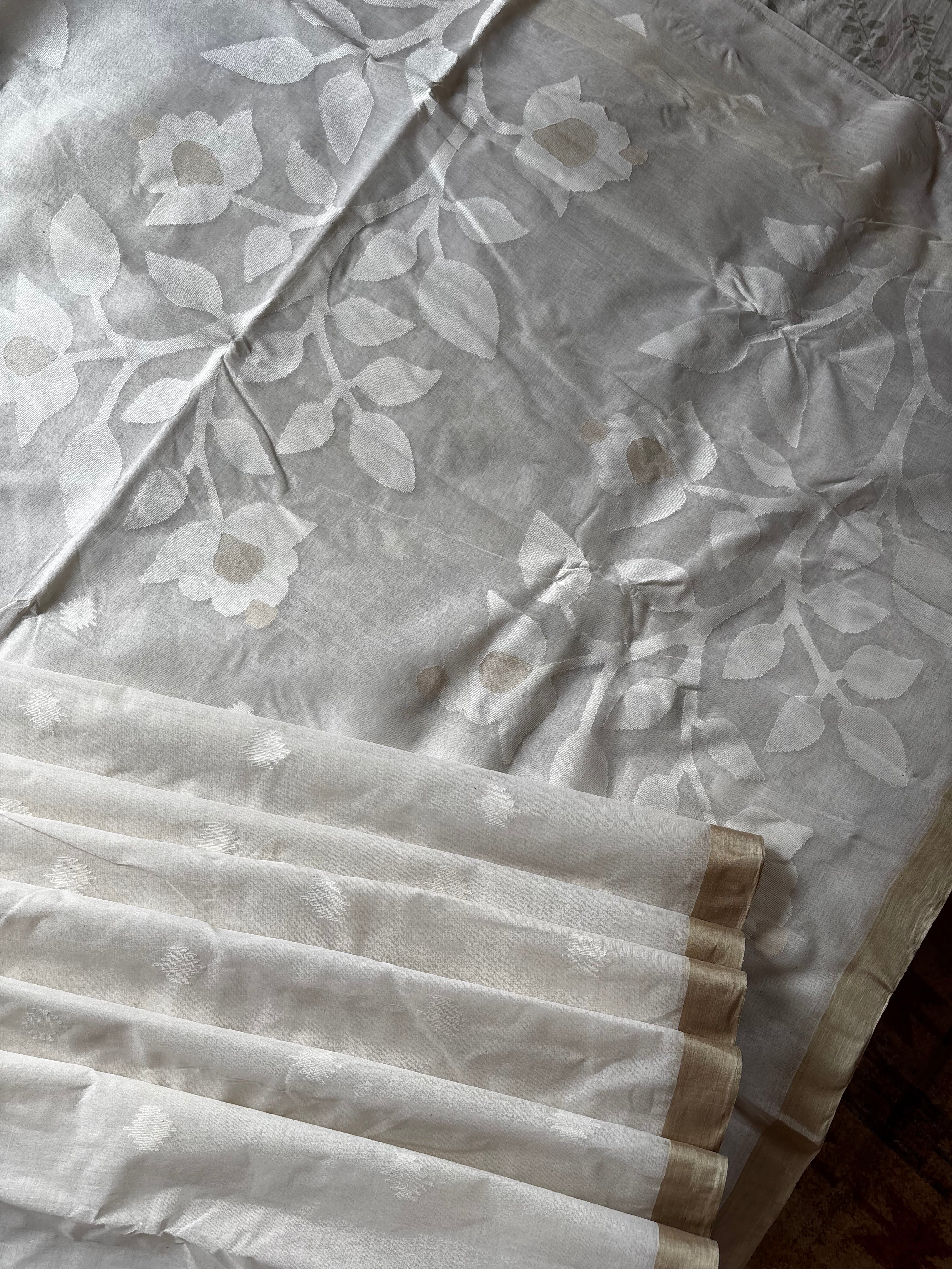 Handwoven White Colour Cotton Jamdani Saree