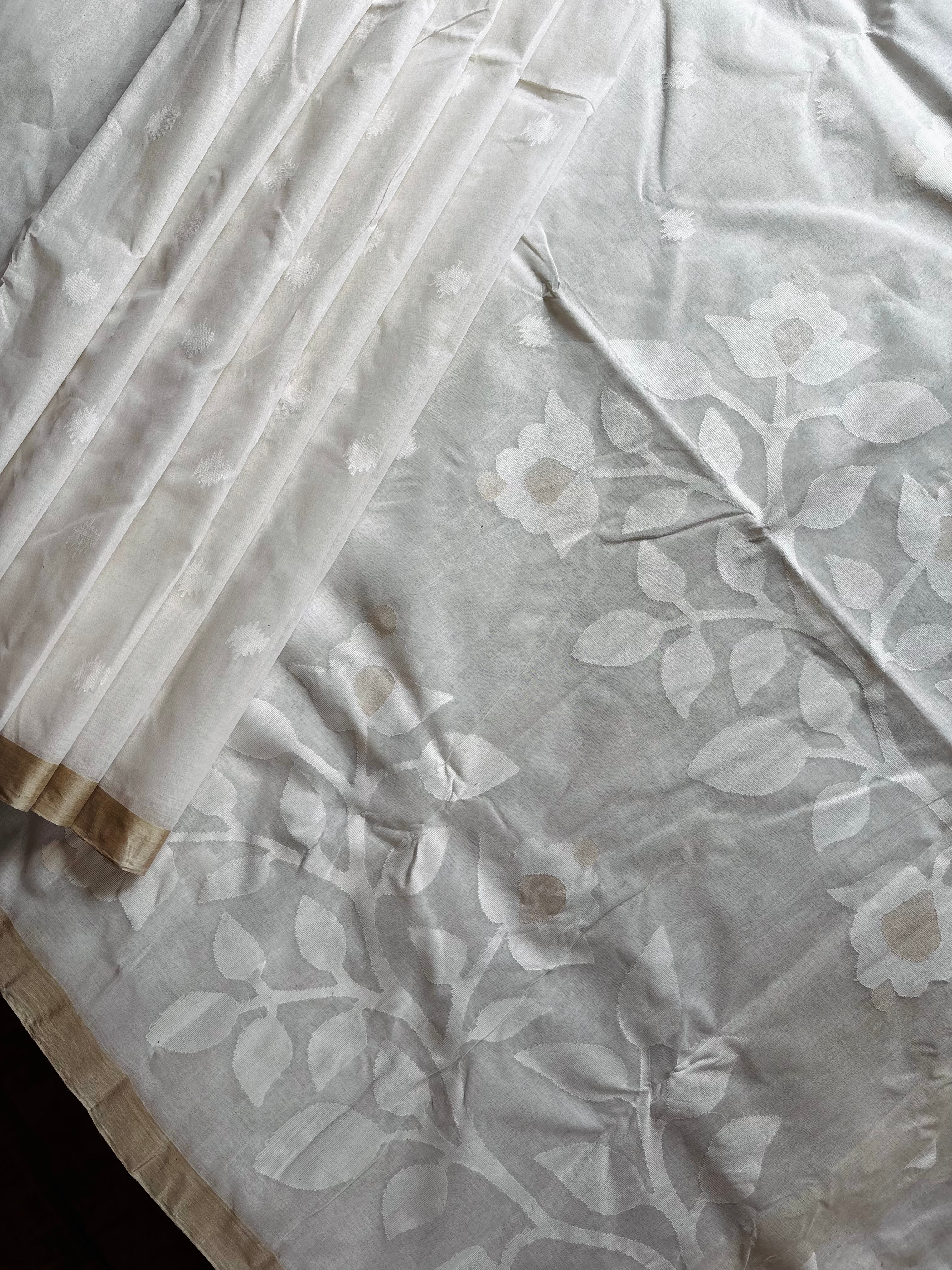 Handwoven White Colour Cotton Jamdani Saree