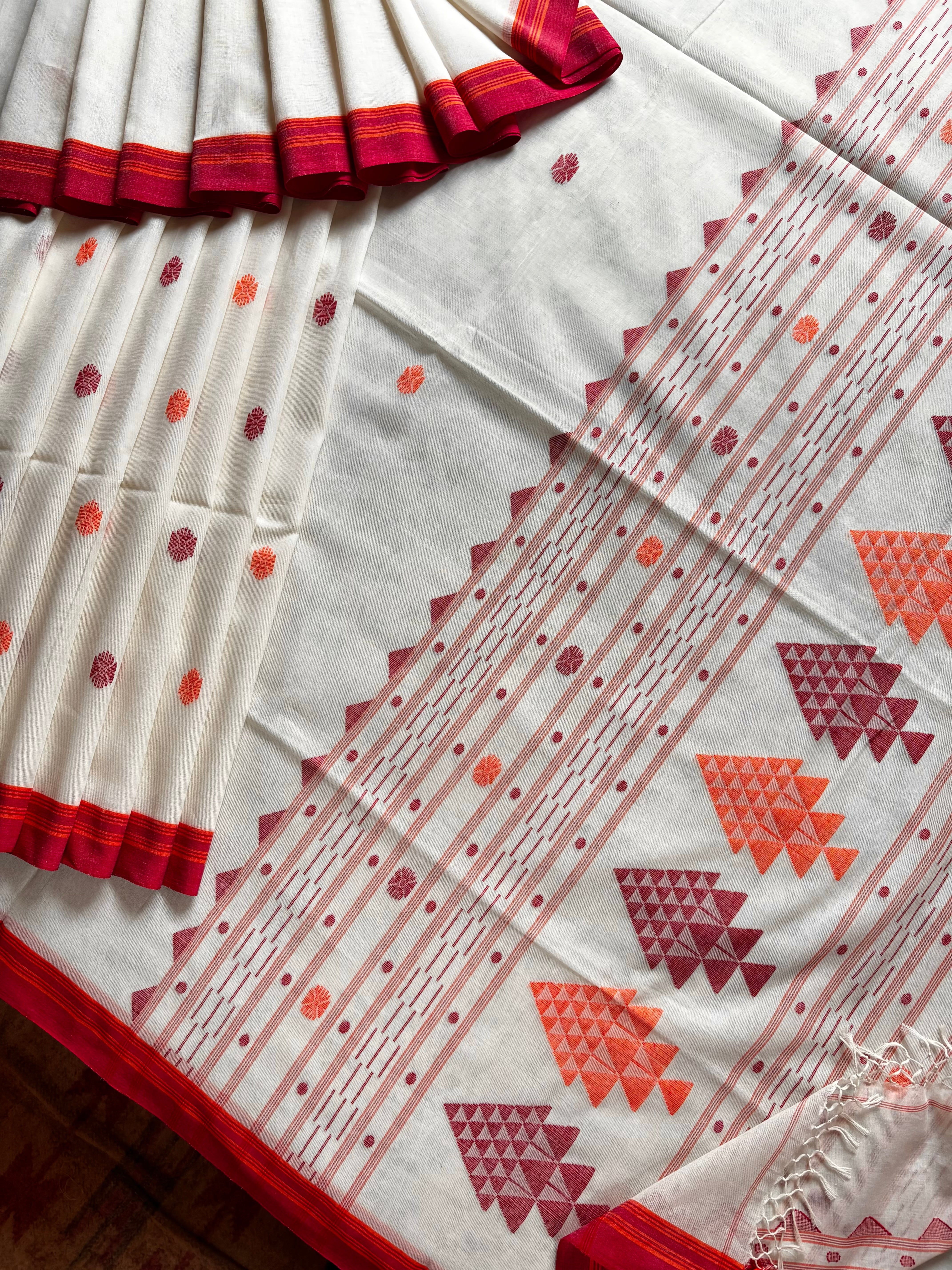 Handwoven Offwhite Colour Cotton Jamdani Saree