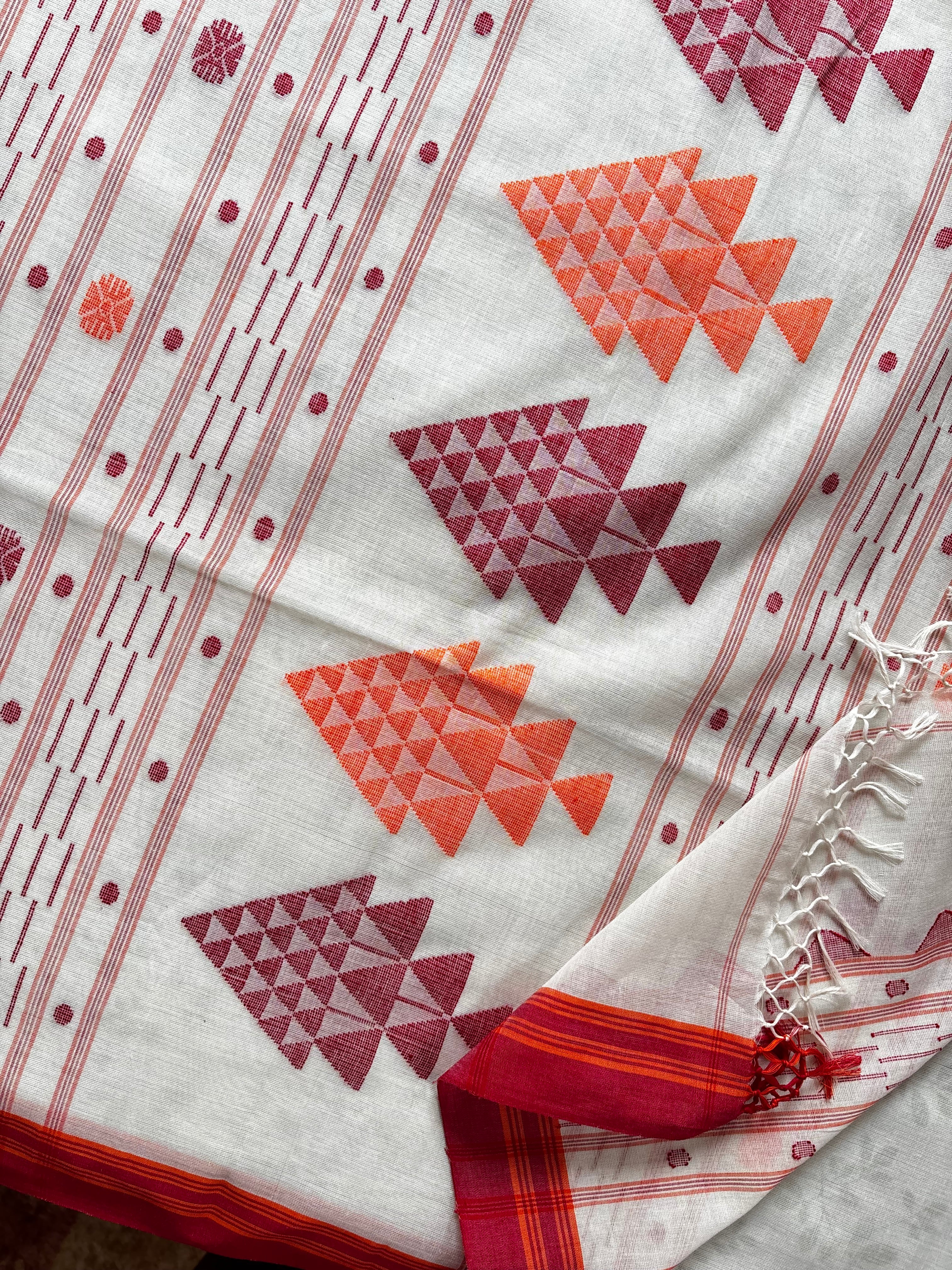 Handwoven Offwhite Colour Cotton Jamdani Saree