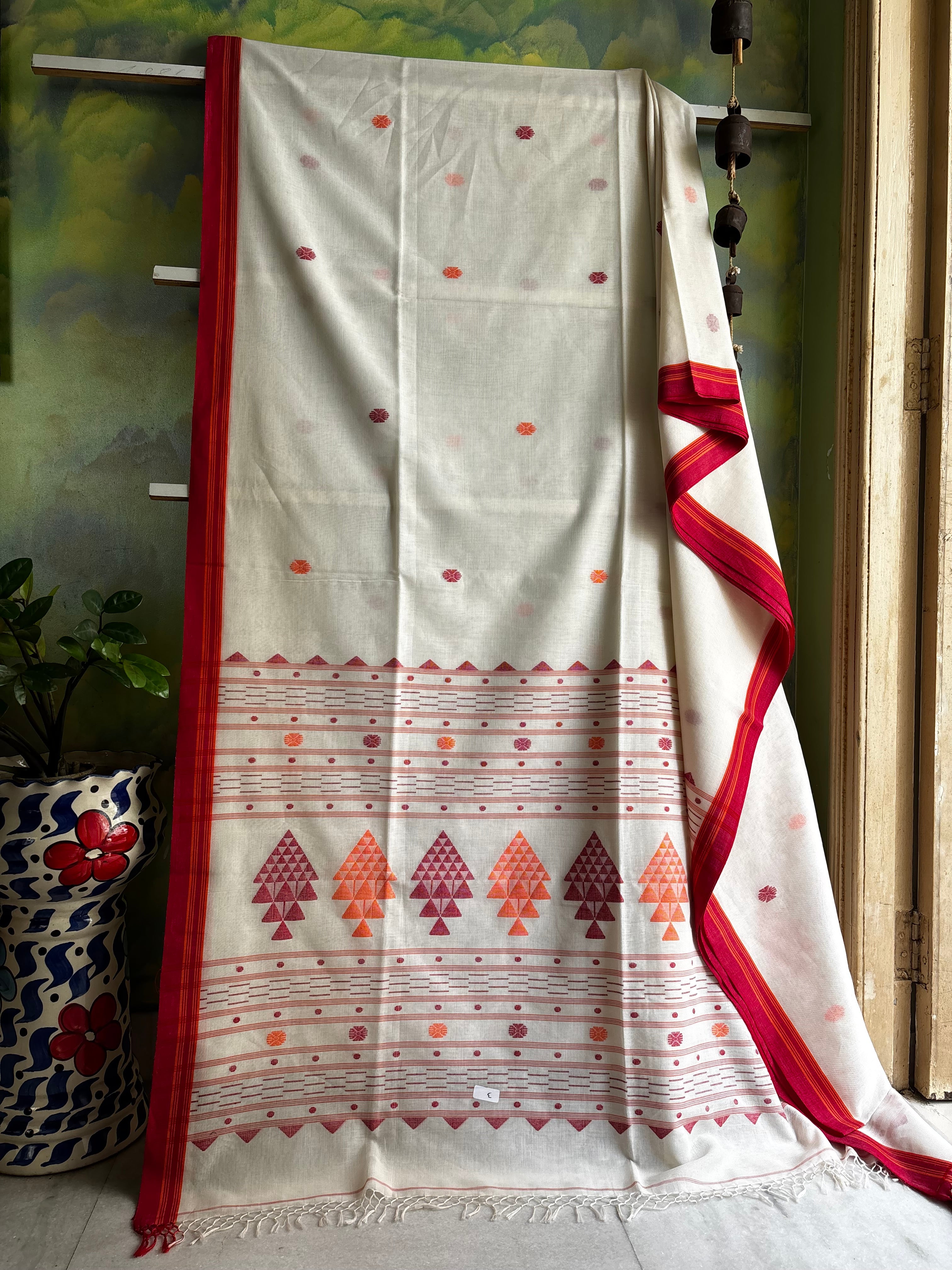 Handwoven Offwhite Colour Cotton Jamdani Saree