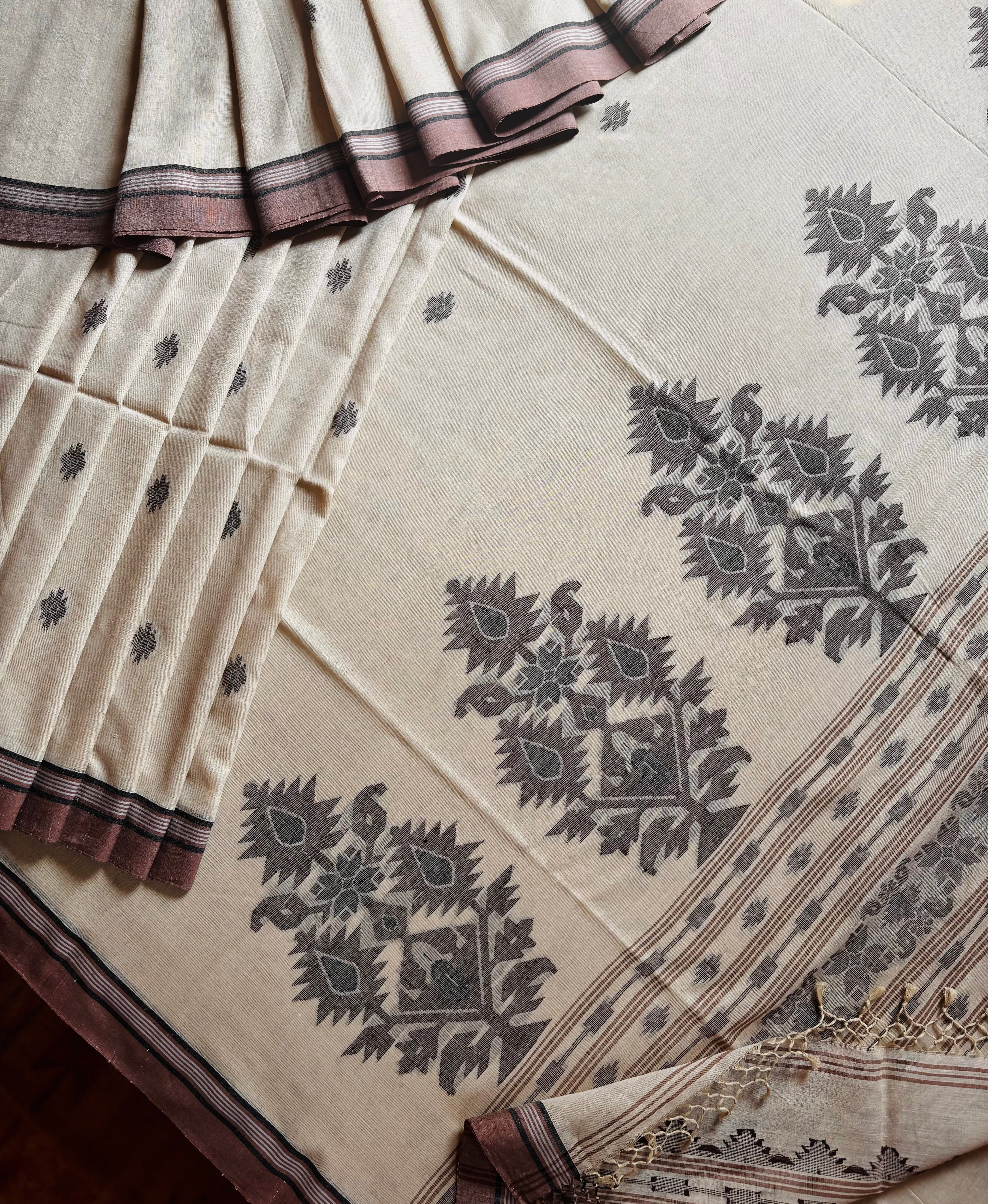 Handwoven Beige Colour Cotton Jamdani Saree