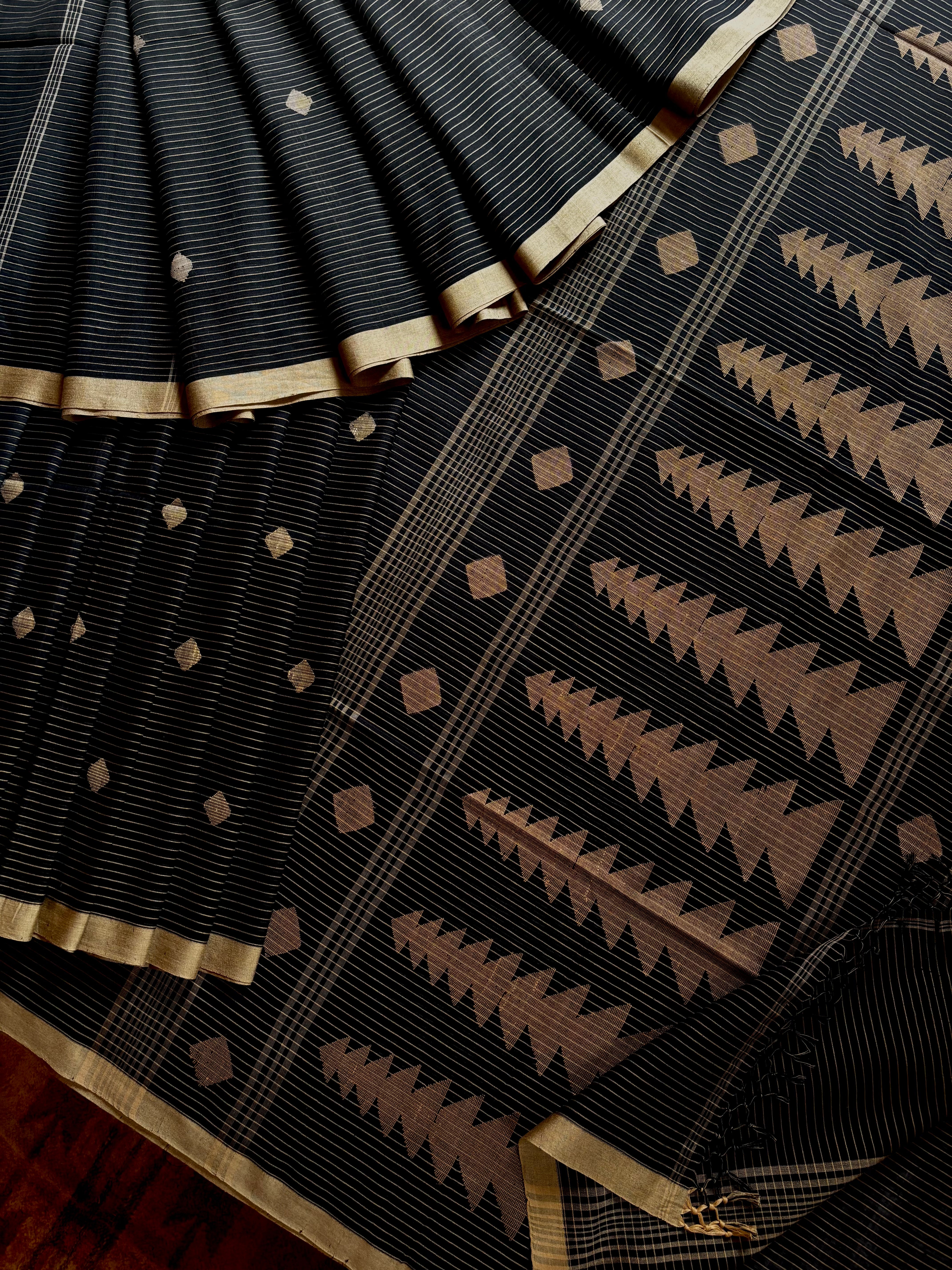 Handwoven Black Beige Cotton Jamdani Saree