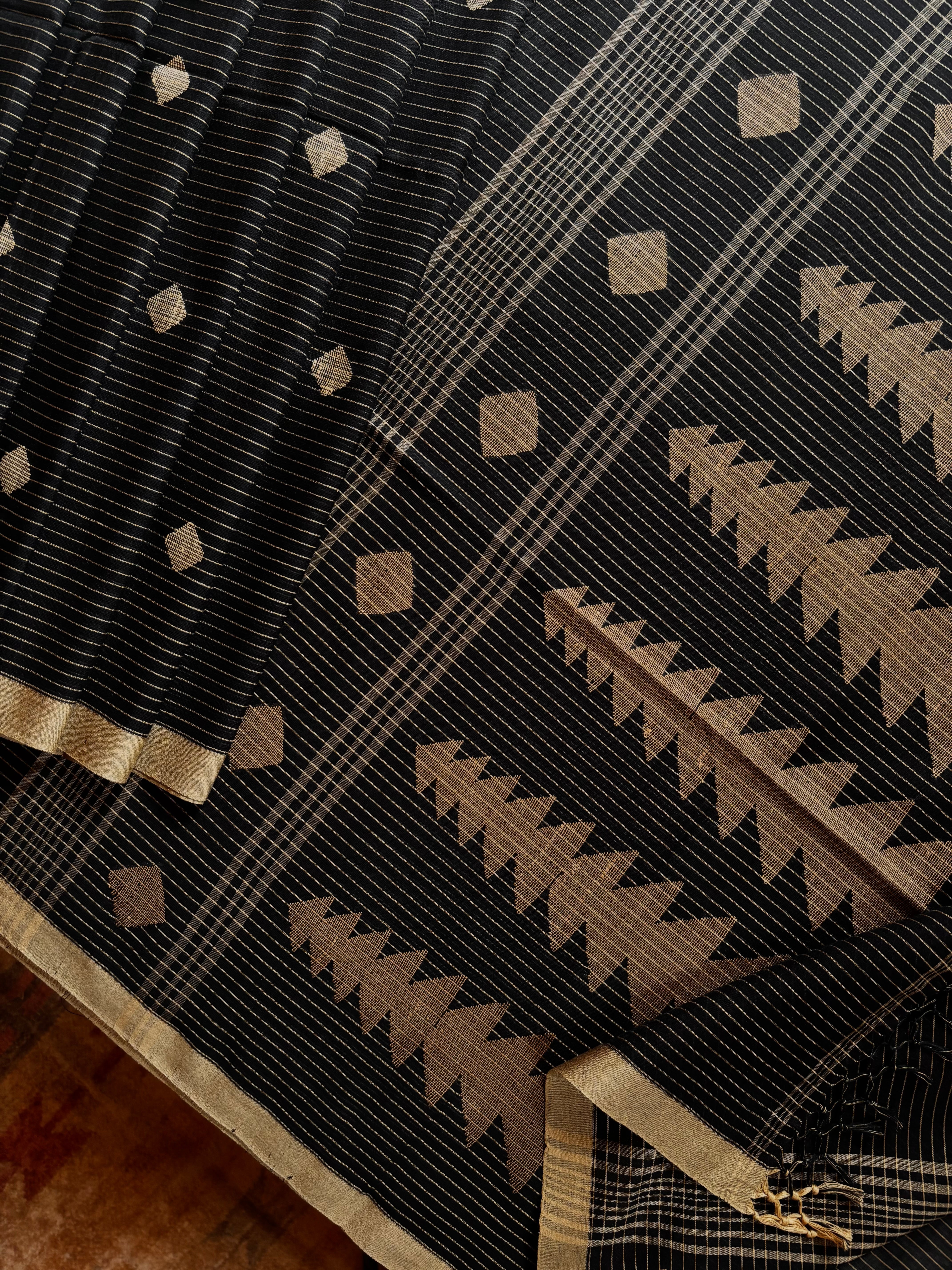 Handwoven Black Beige Cotton Jamdani Saree