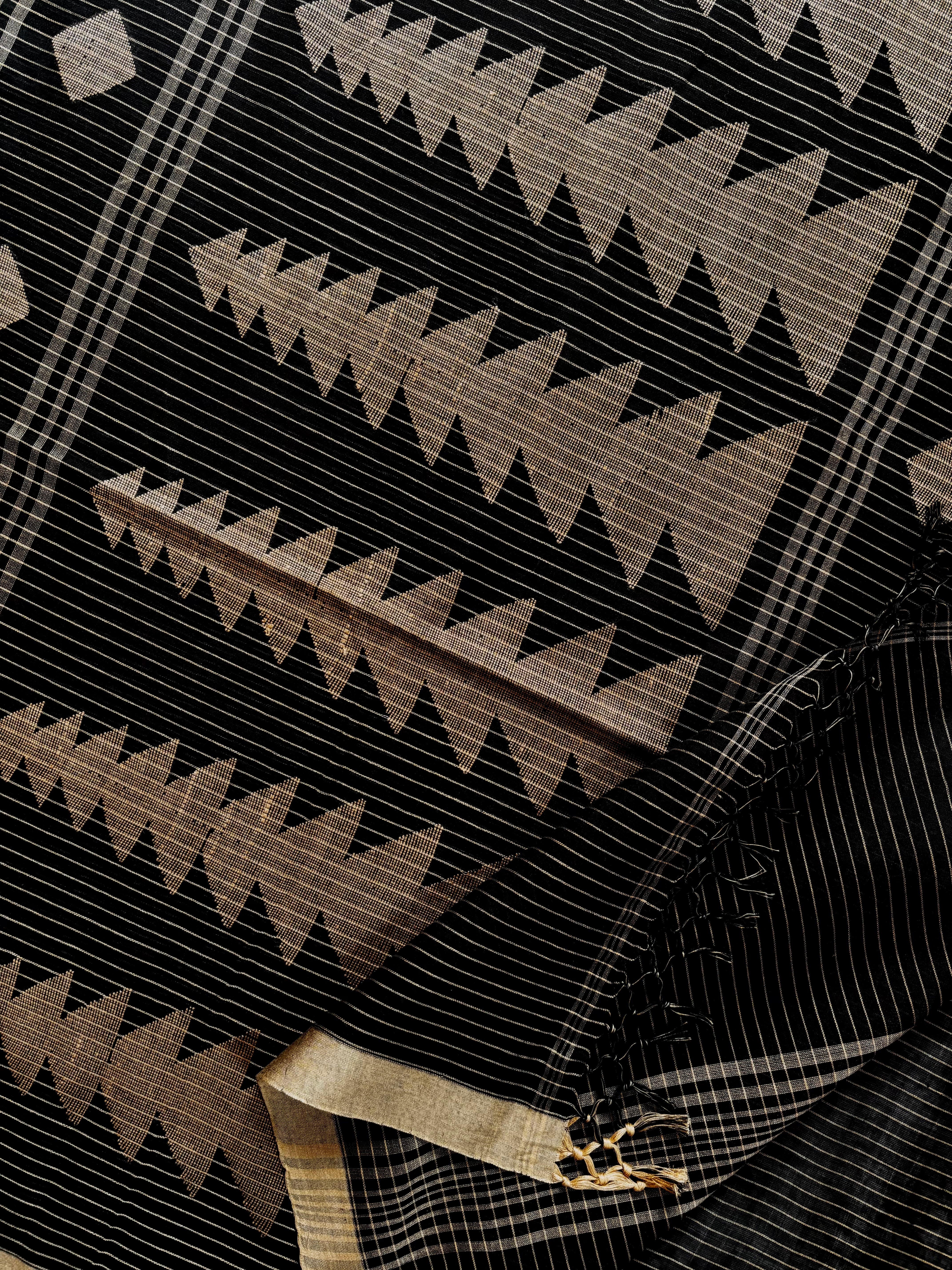 Handwoven Black Beige Cotton Jamdani Saree