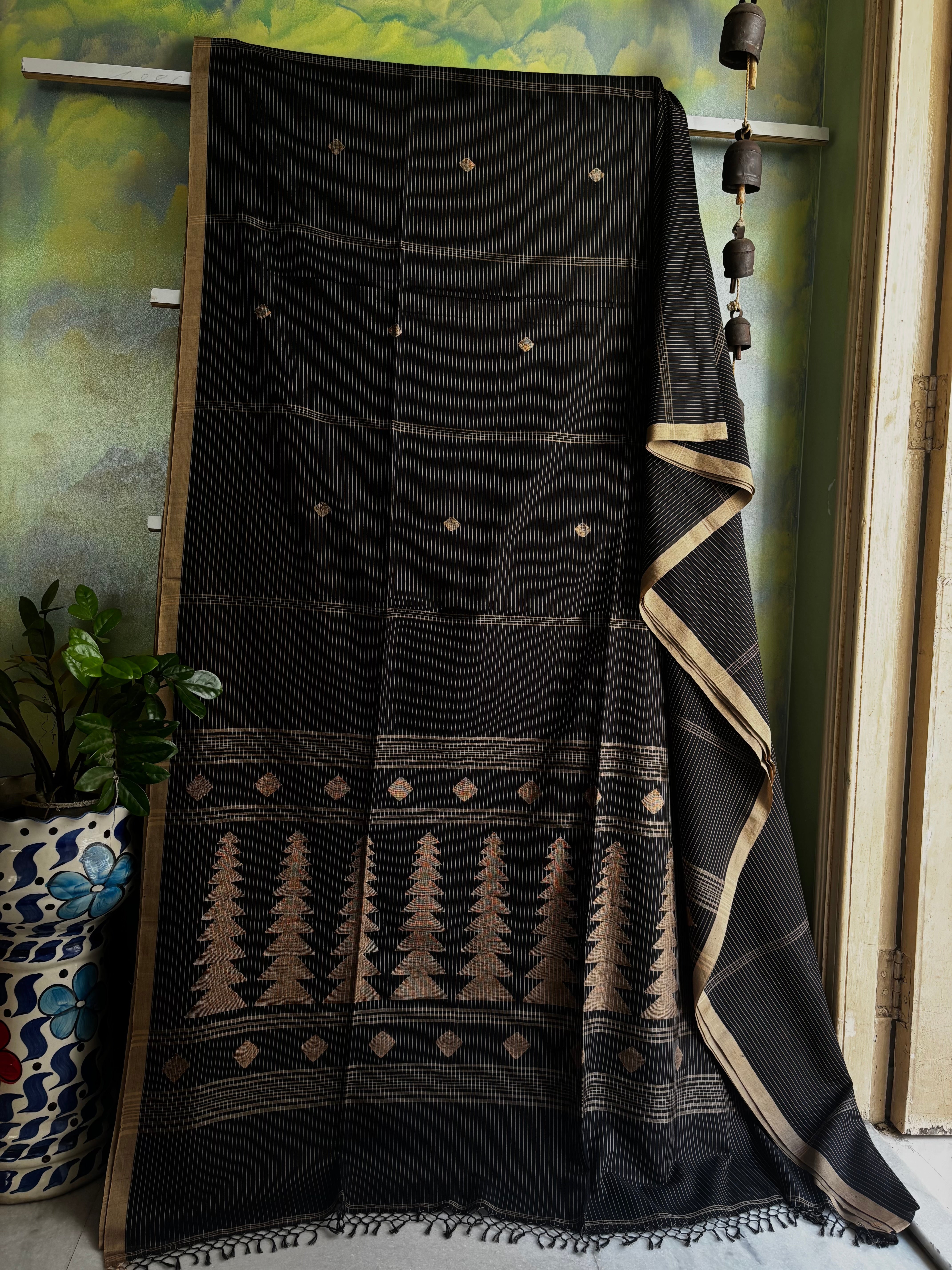 Handwoven Black Beige Cotton Jamdani Saree
