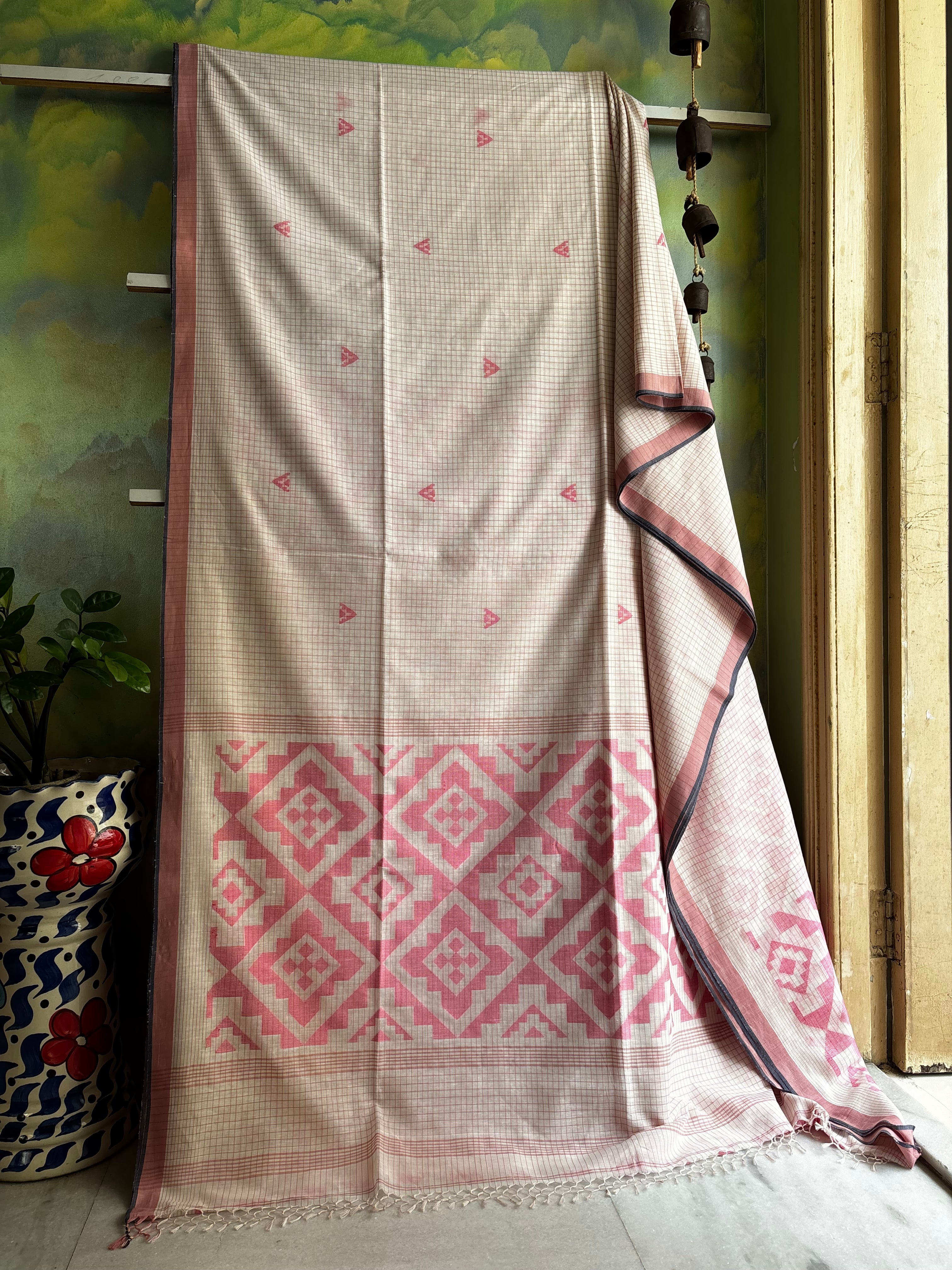 Handwoven Offwhite Pink Cotton Jamdani Saree