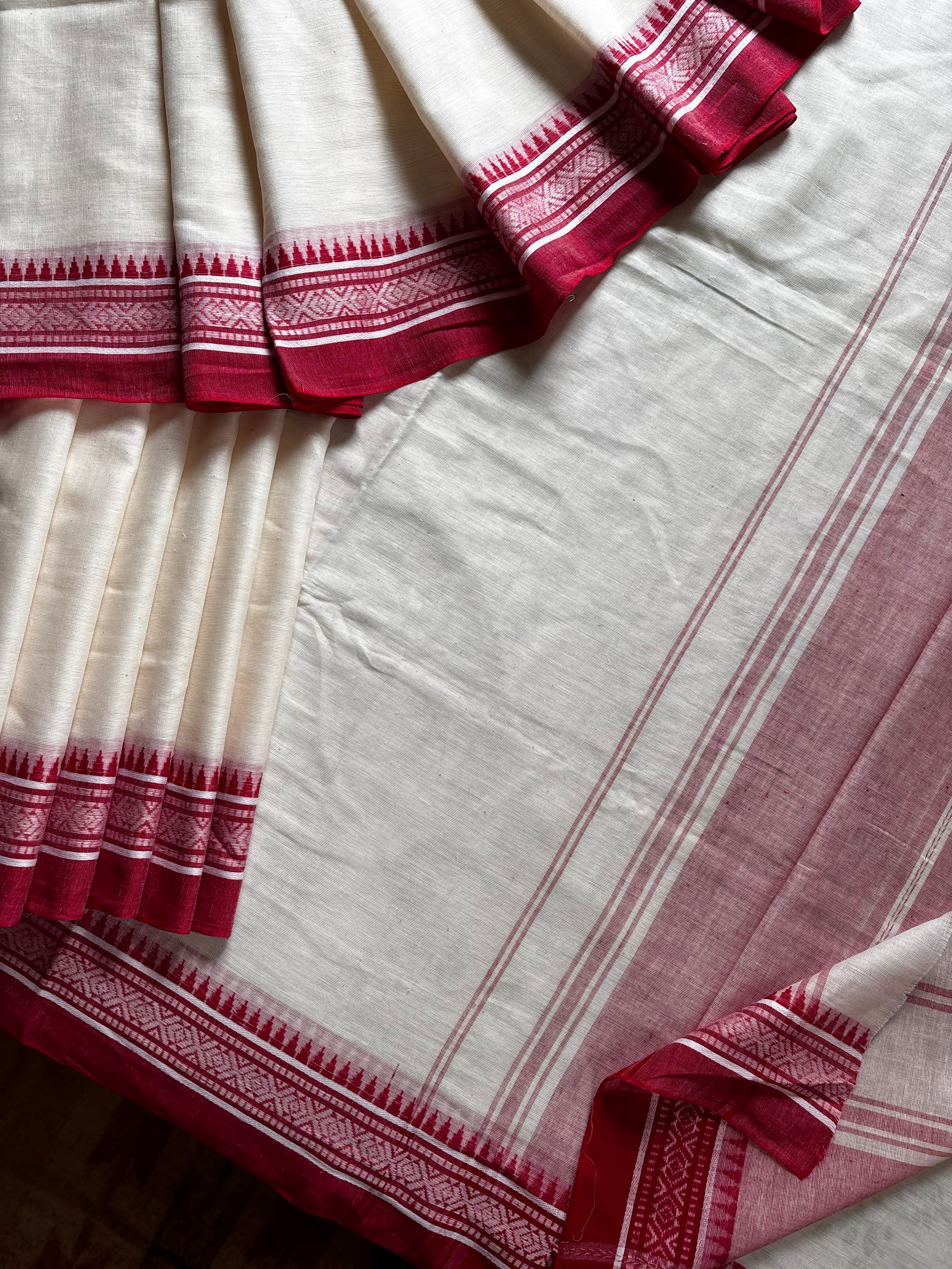 Handwoven Offwhite Red Cotton Dhonekhali Saree