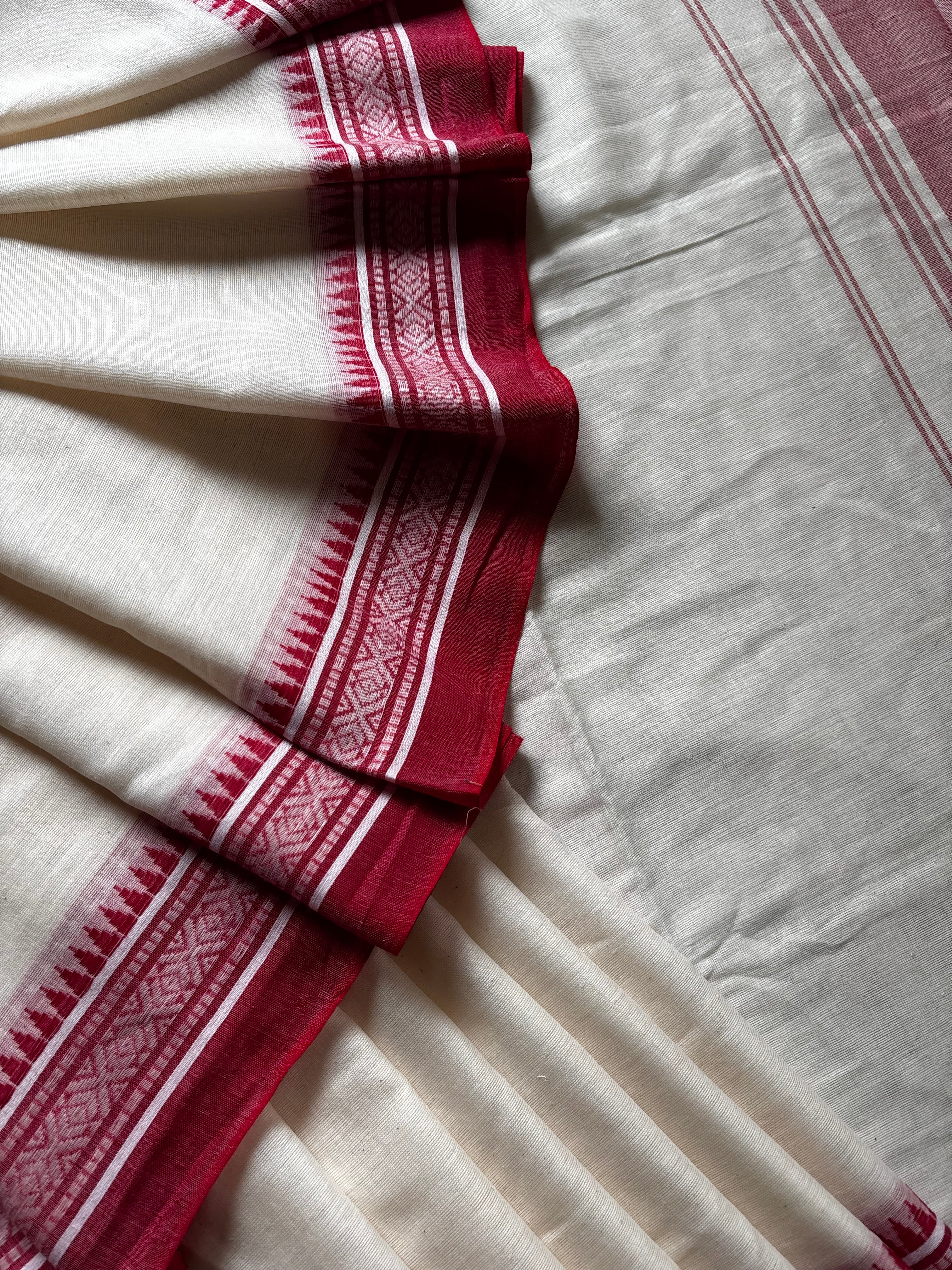 Handwoven Offwhite Red Cotton Dhonekhali Saree