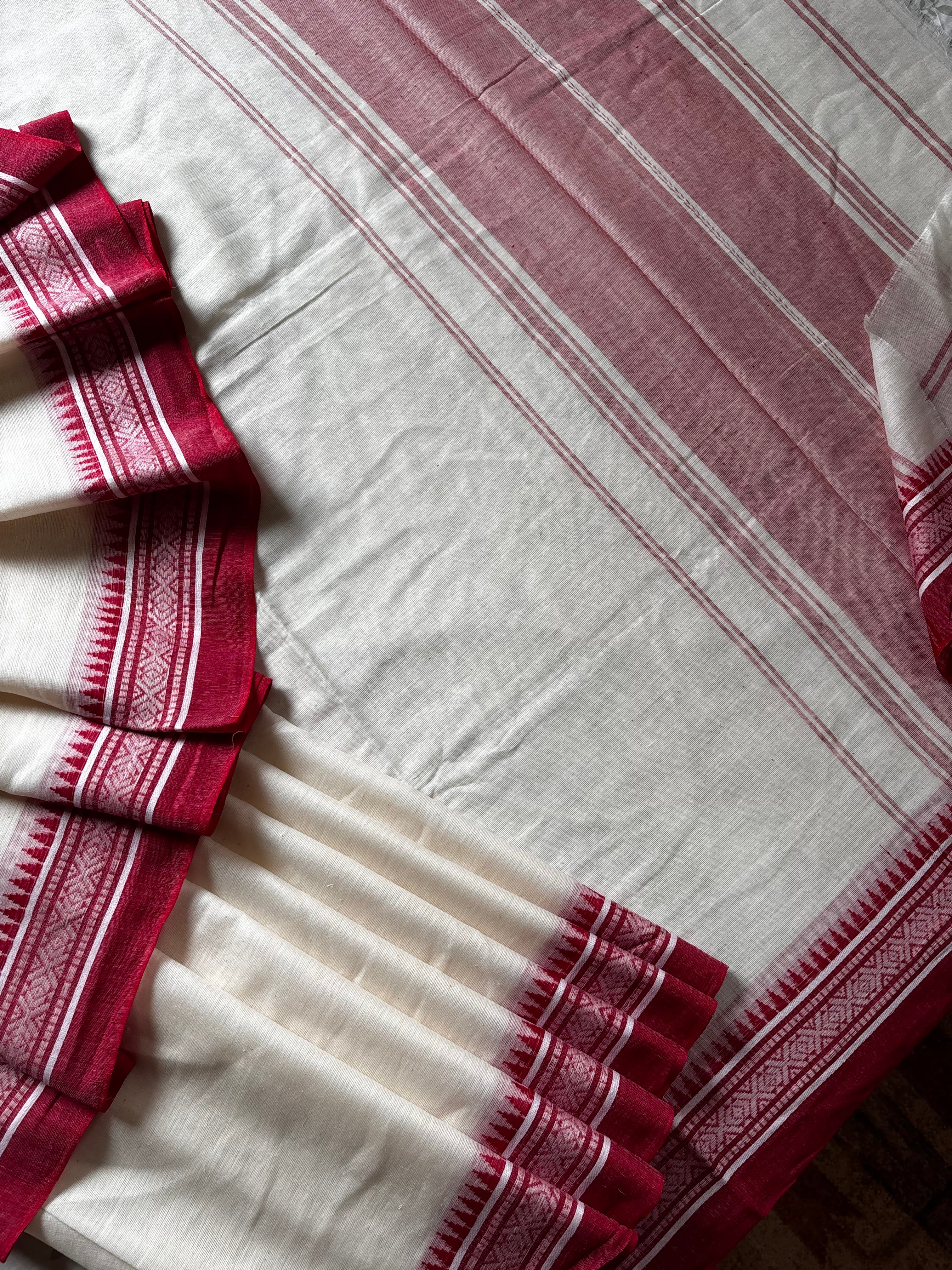 Handwoven Offwhite Red Cotton Dhonekhali Saree