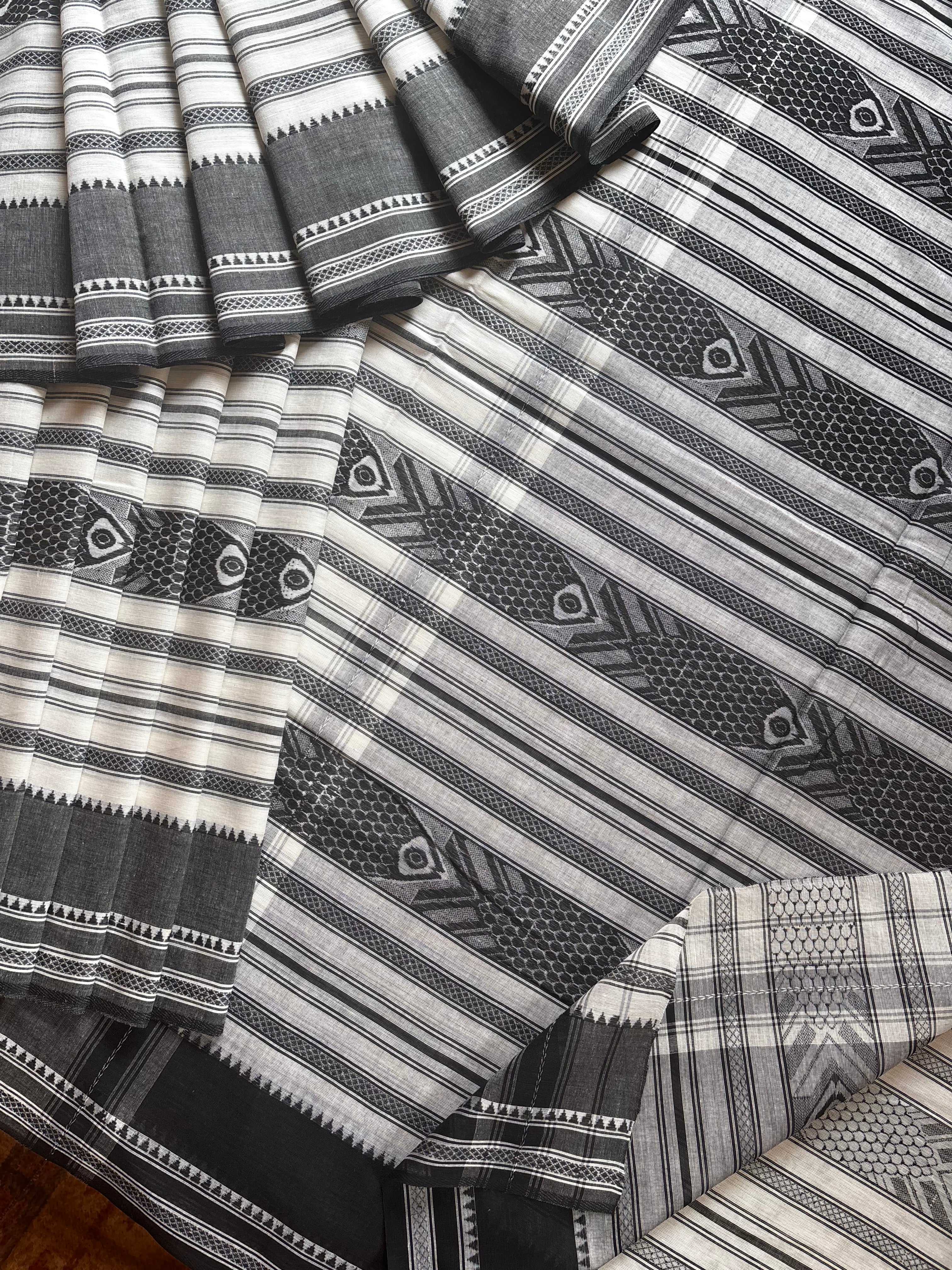 Handwoven White/Grey Pure Cotton Dhonekhali Saree
