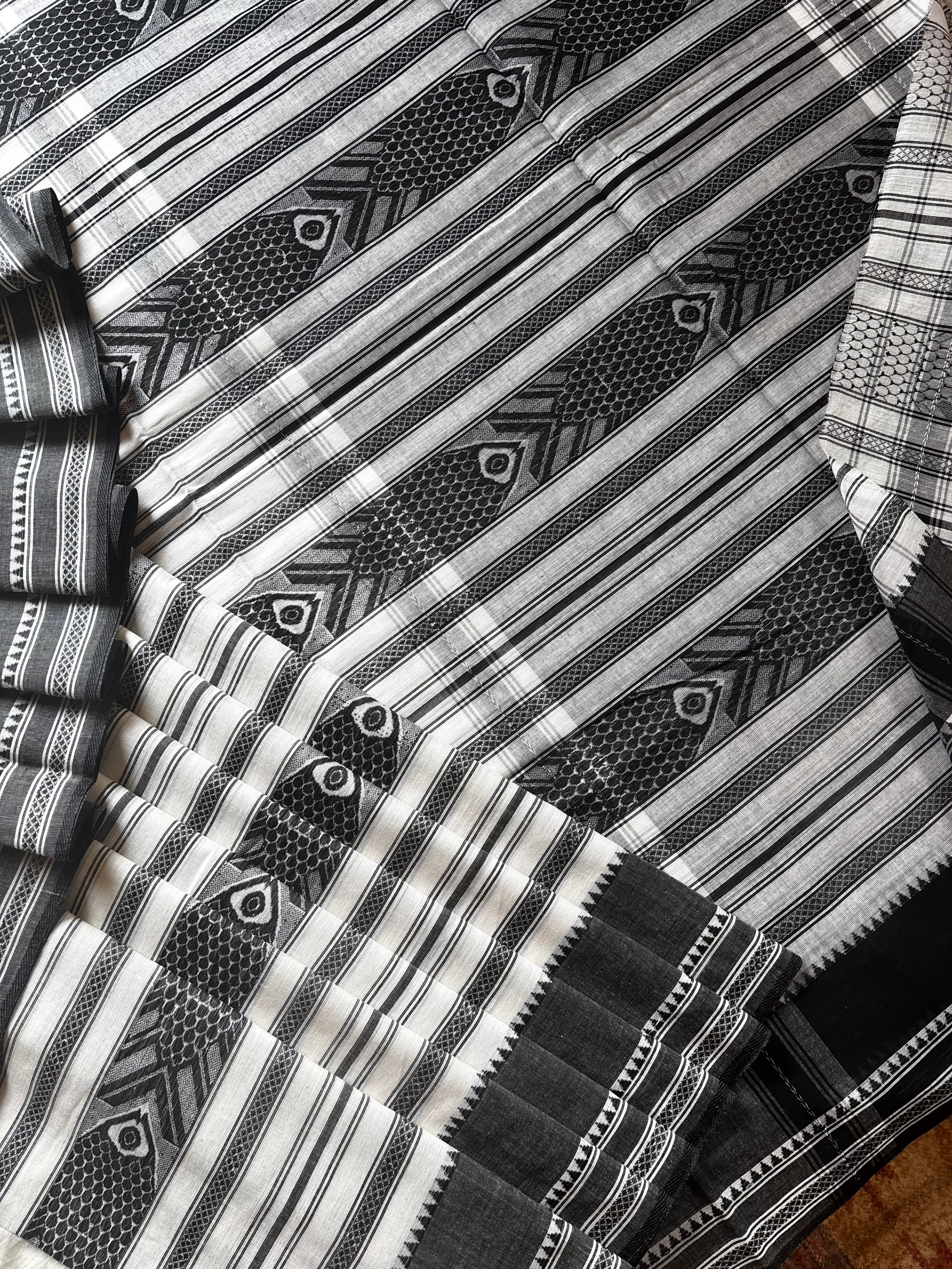 Handwoven White/Grey Pure Cotton Dhonekhali Saree