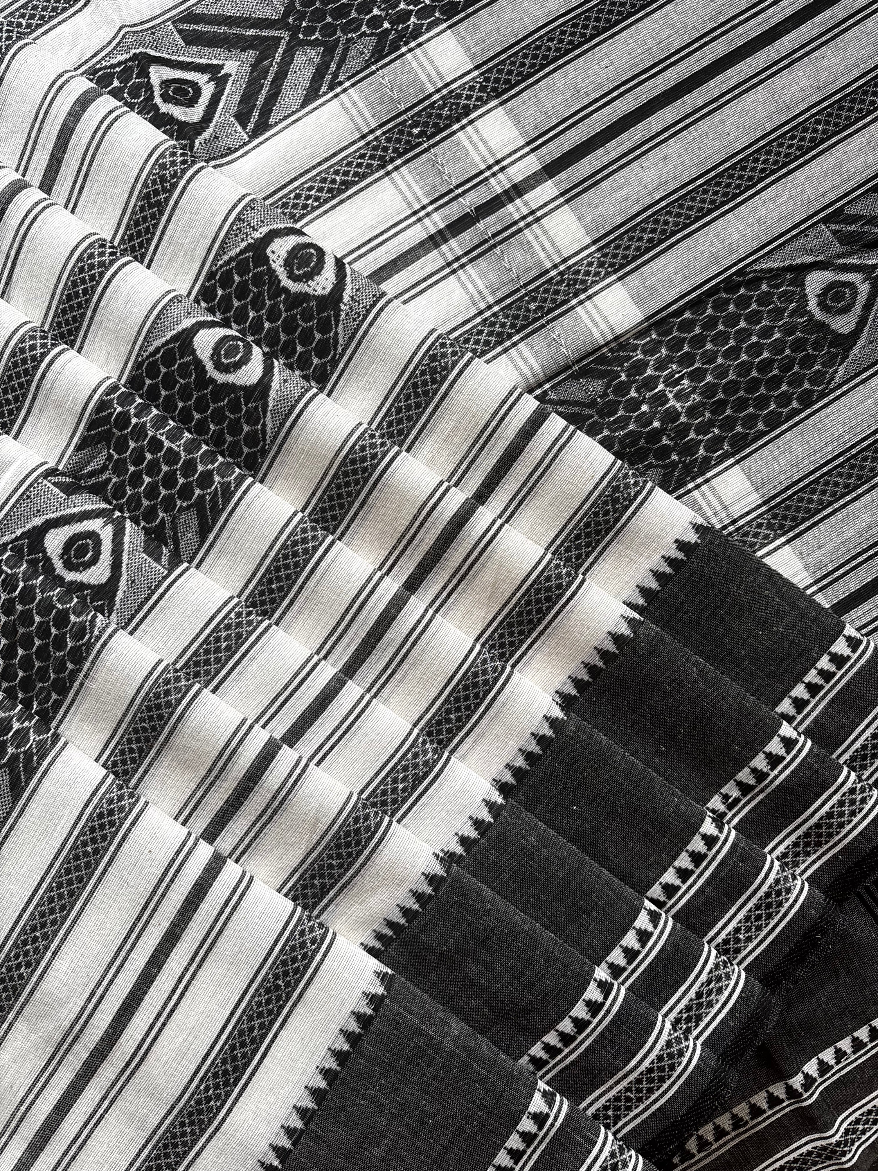 Handwoven White/Grey Pure Cotton Dhonekhali Saree