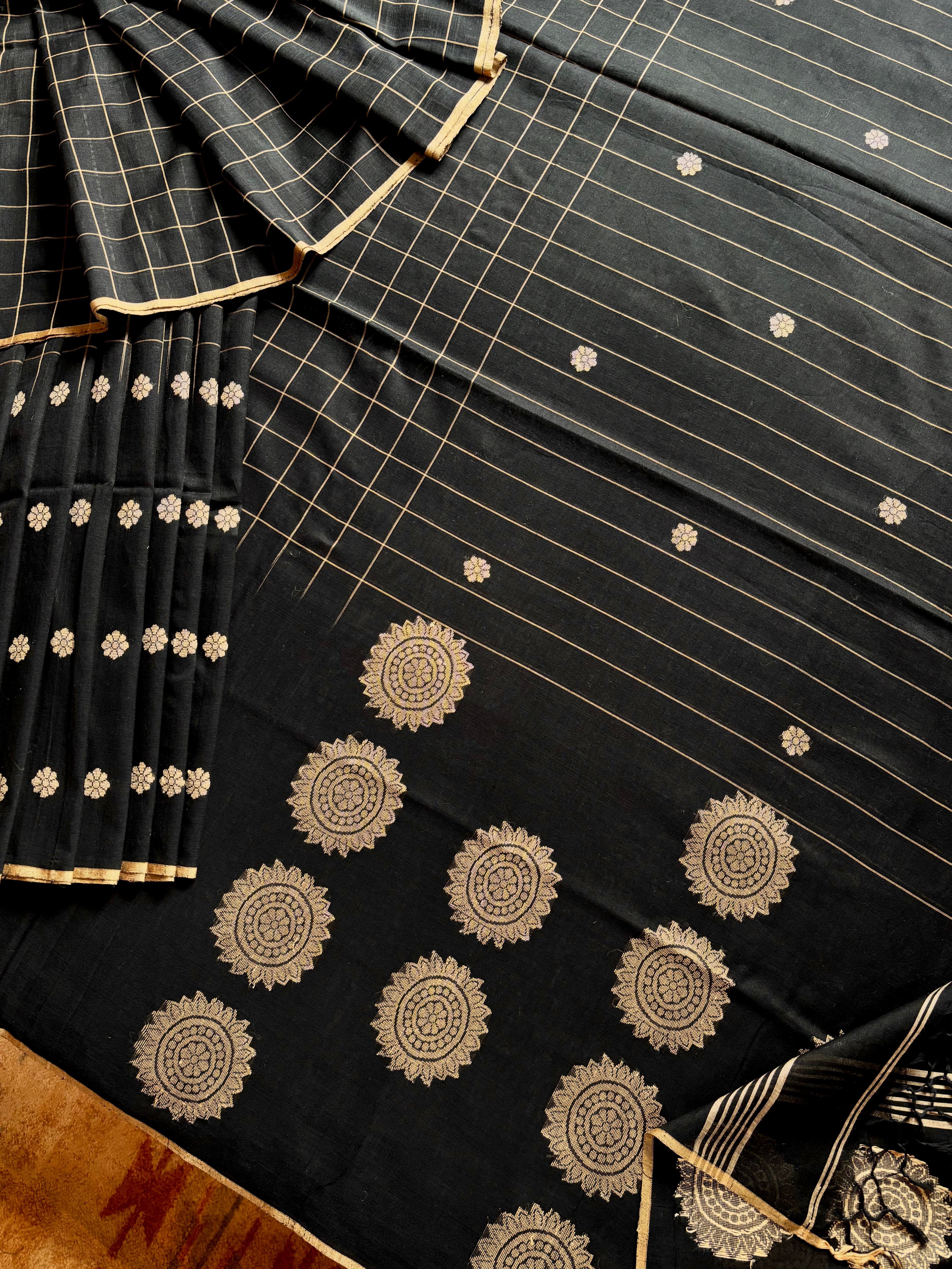 Handwoven Black Beige Cotton Jamdani Saree