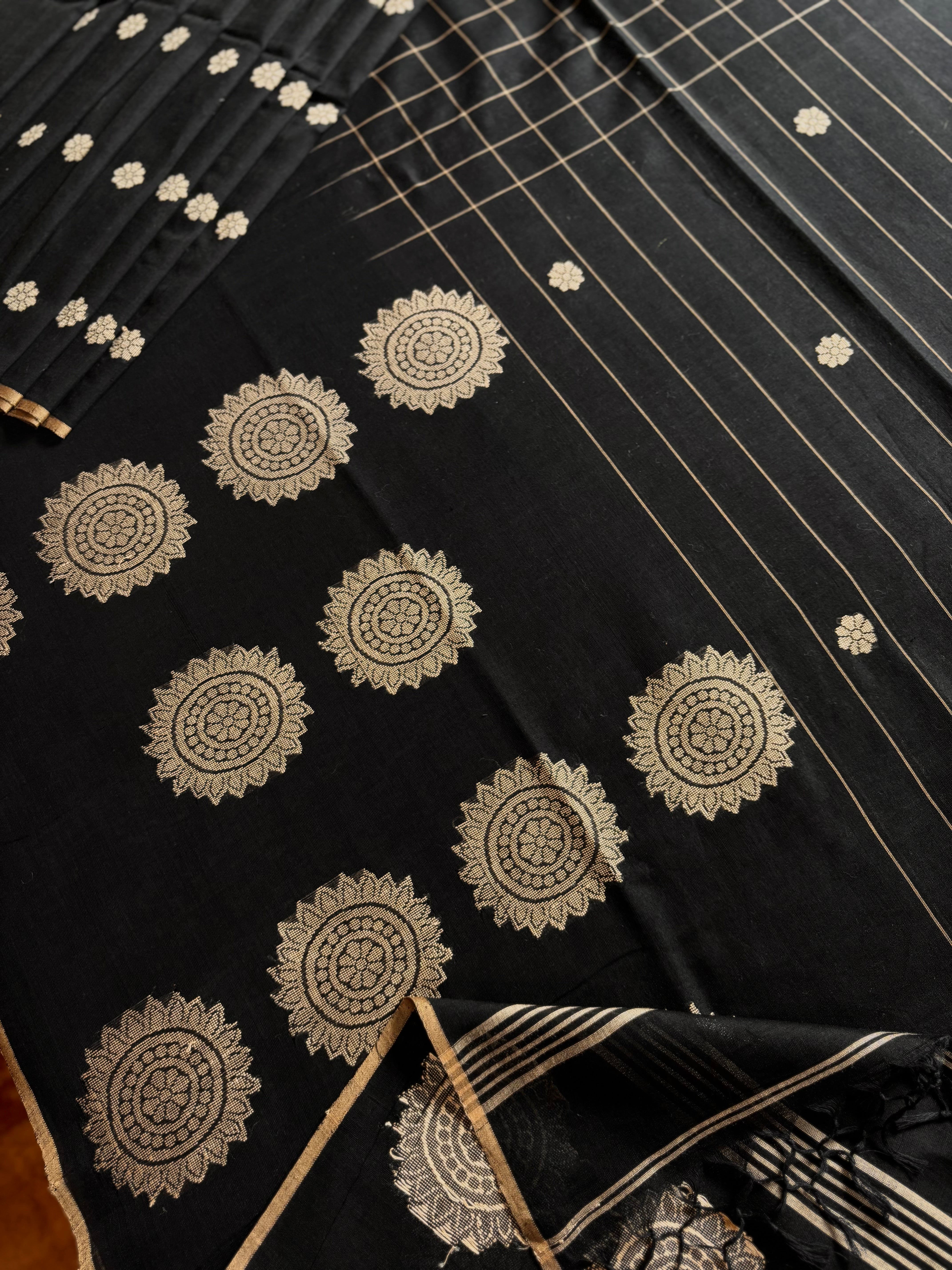 Handwoven Black Beige Cotton Jamdani Saree