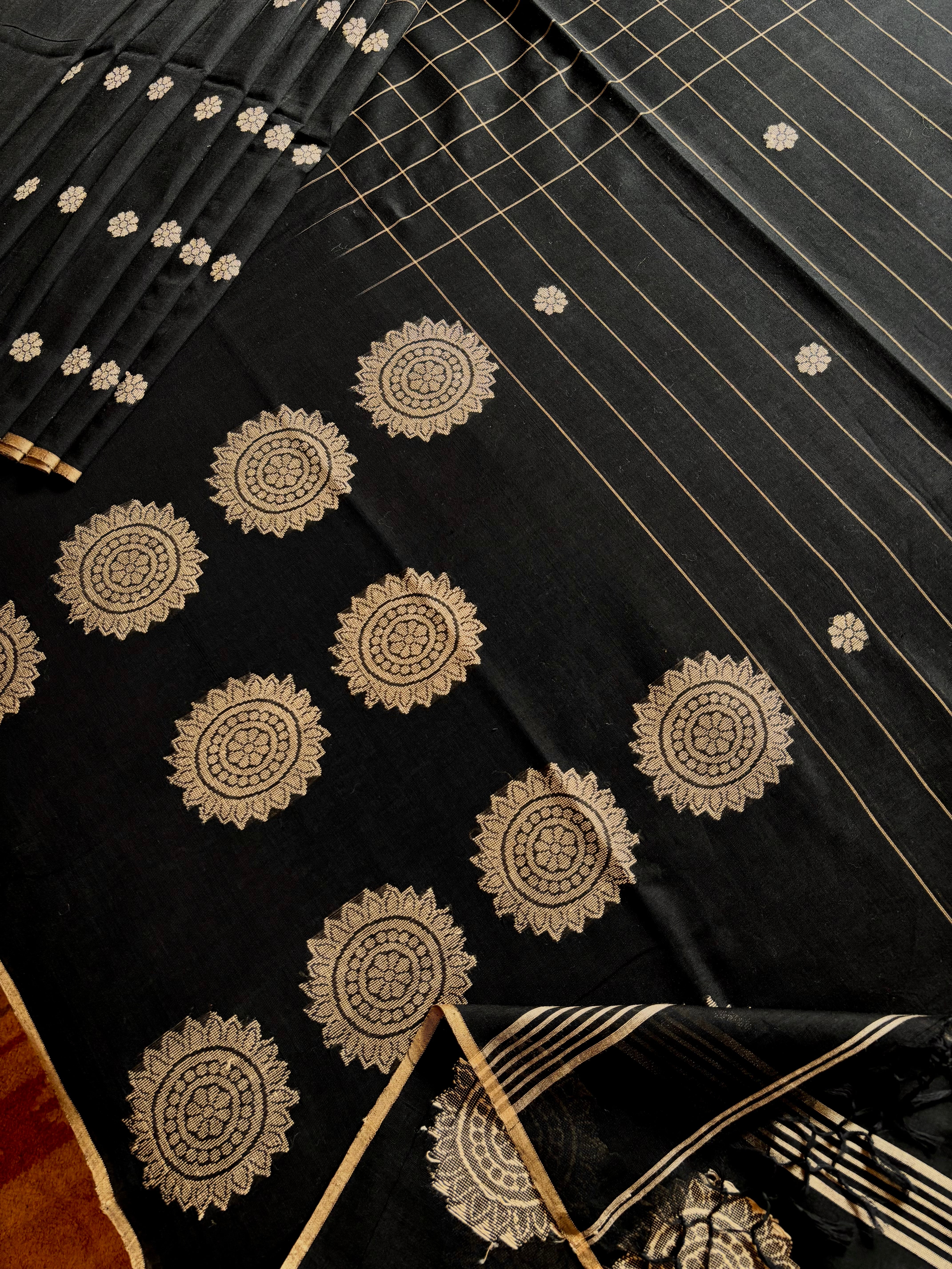 Handwoven Black Beige Cotton Jamdani Saree