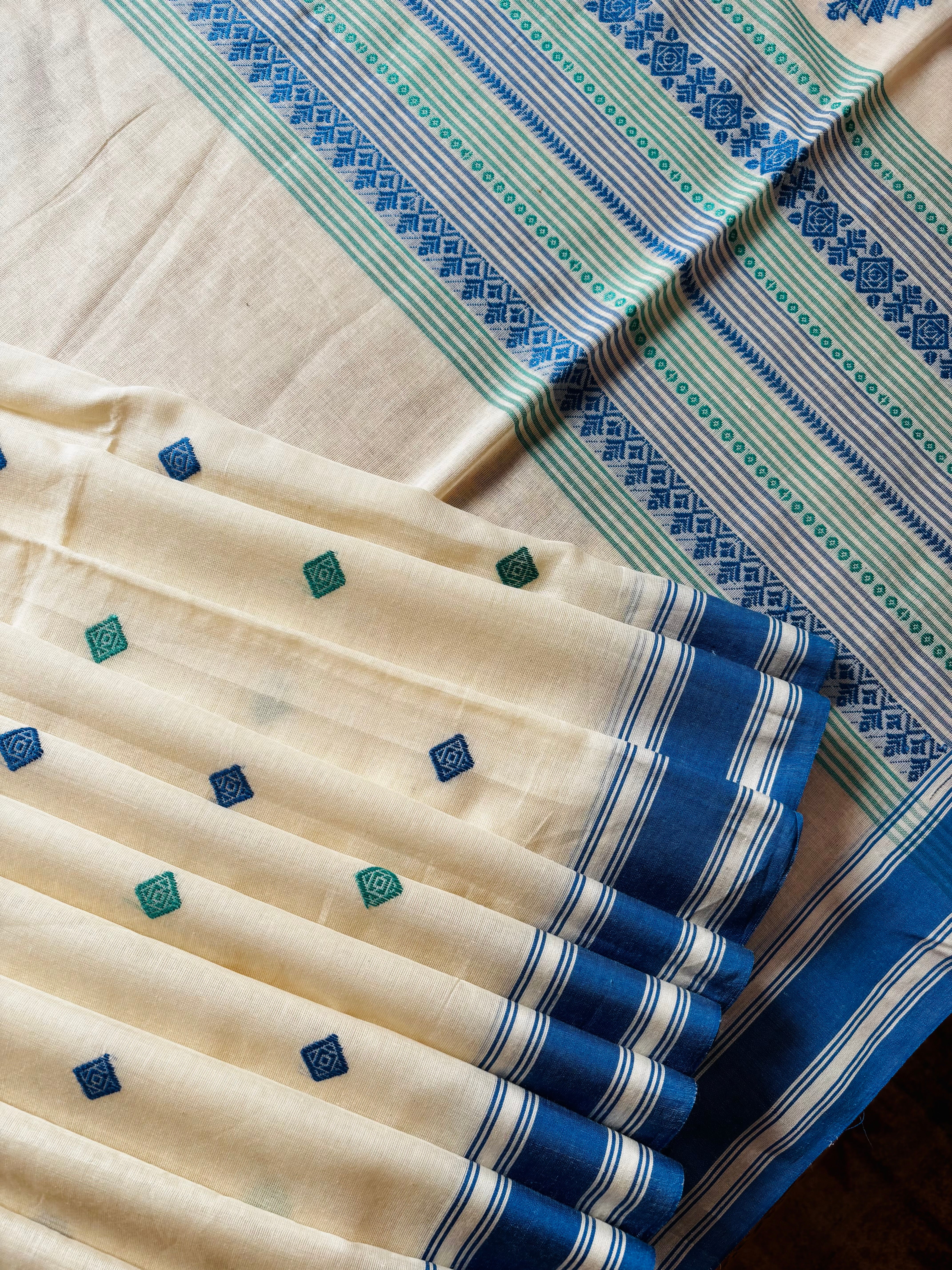 Handwoven Cream White Colour Phulia Cotton Saree