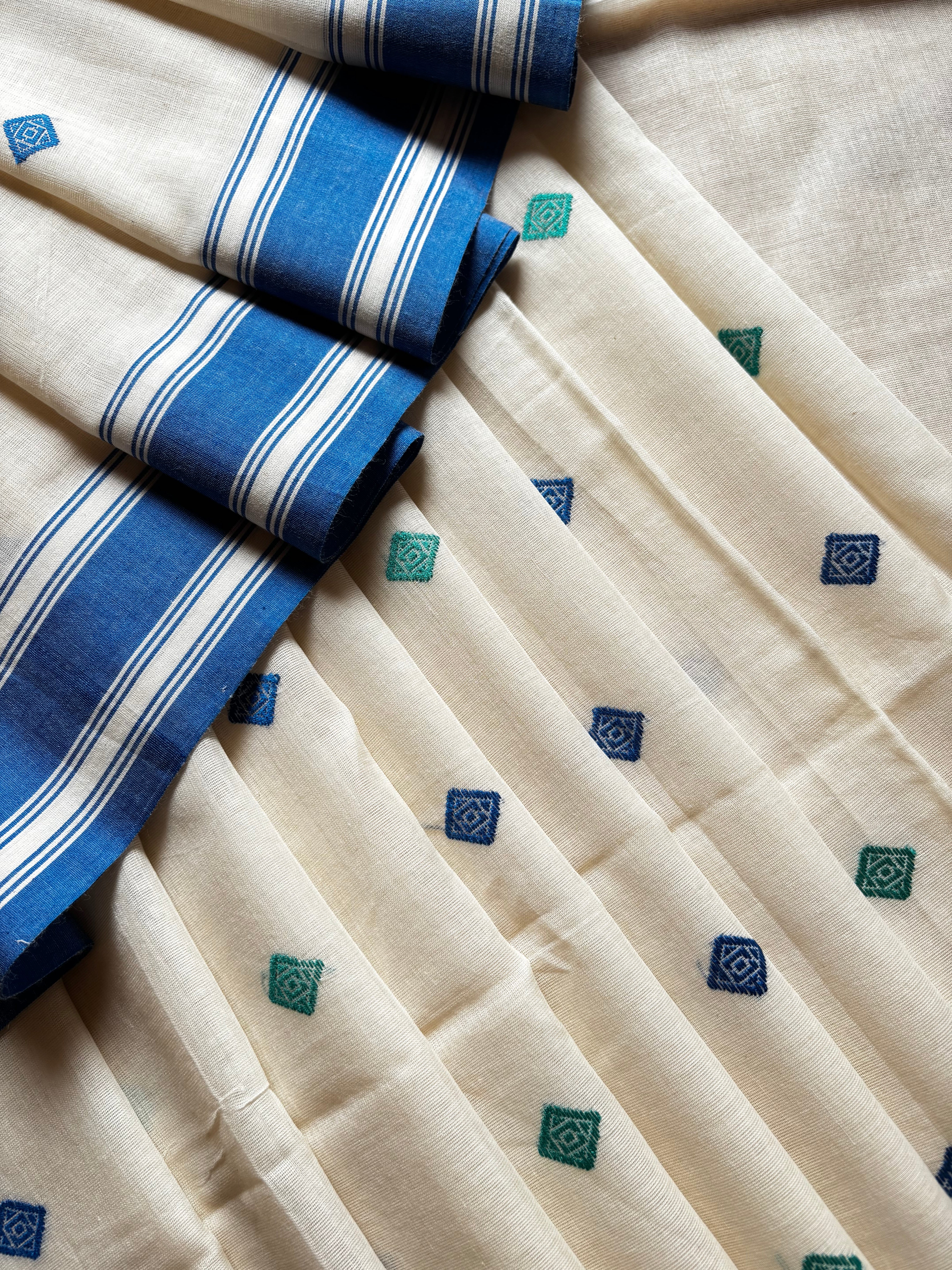 Handwoven Cream White Colour Phulia Cotton Saree