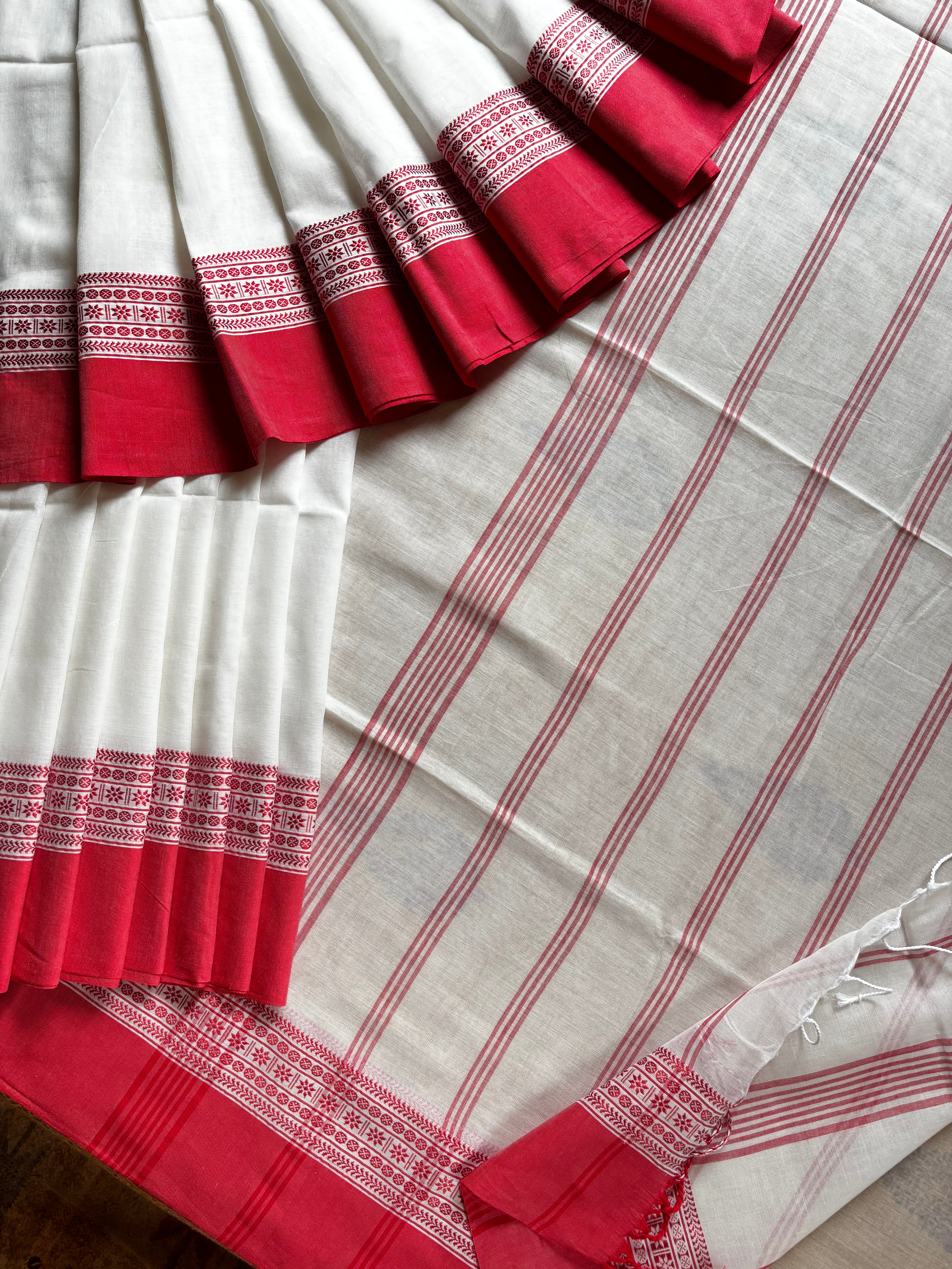 Handwoven White Red Phulia Cotton Saree