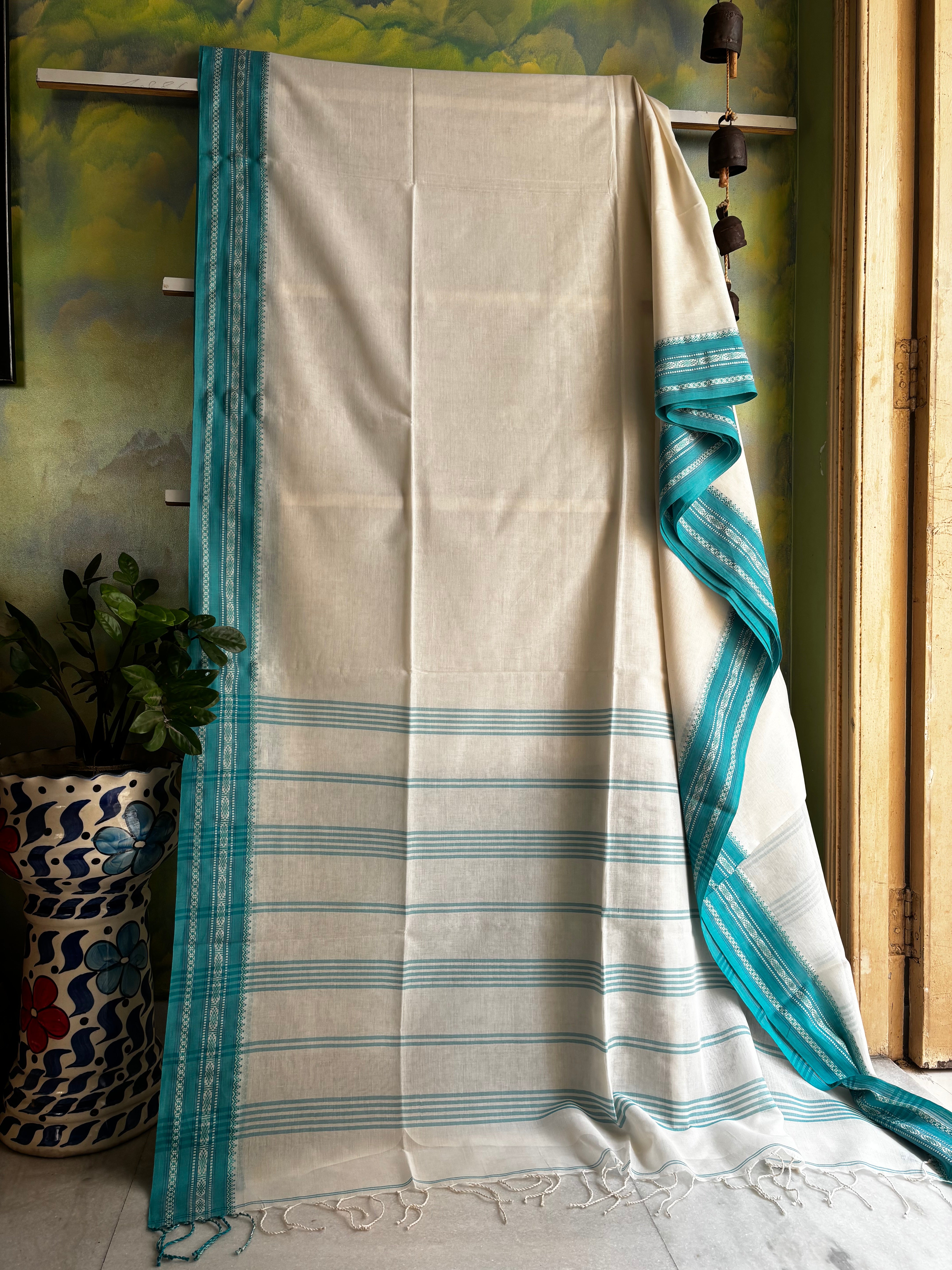 Handwoven White Colour Phulia Cotton Saree