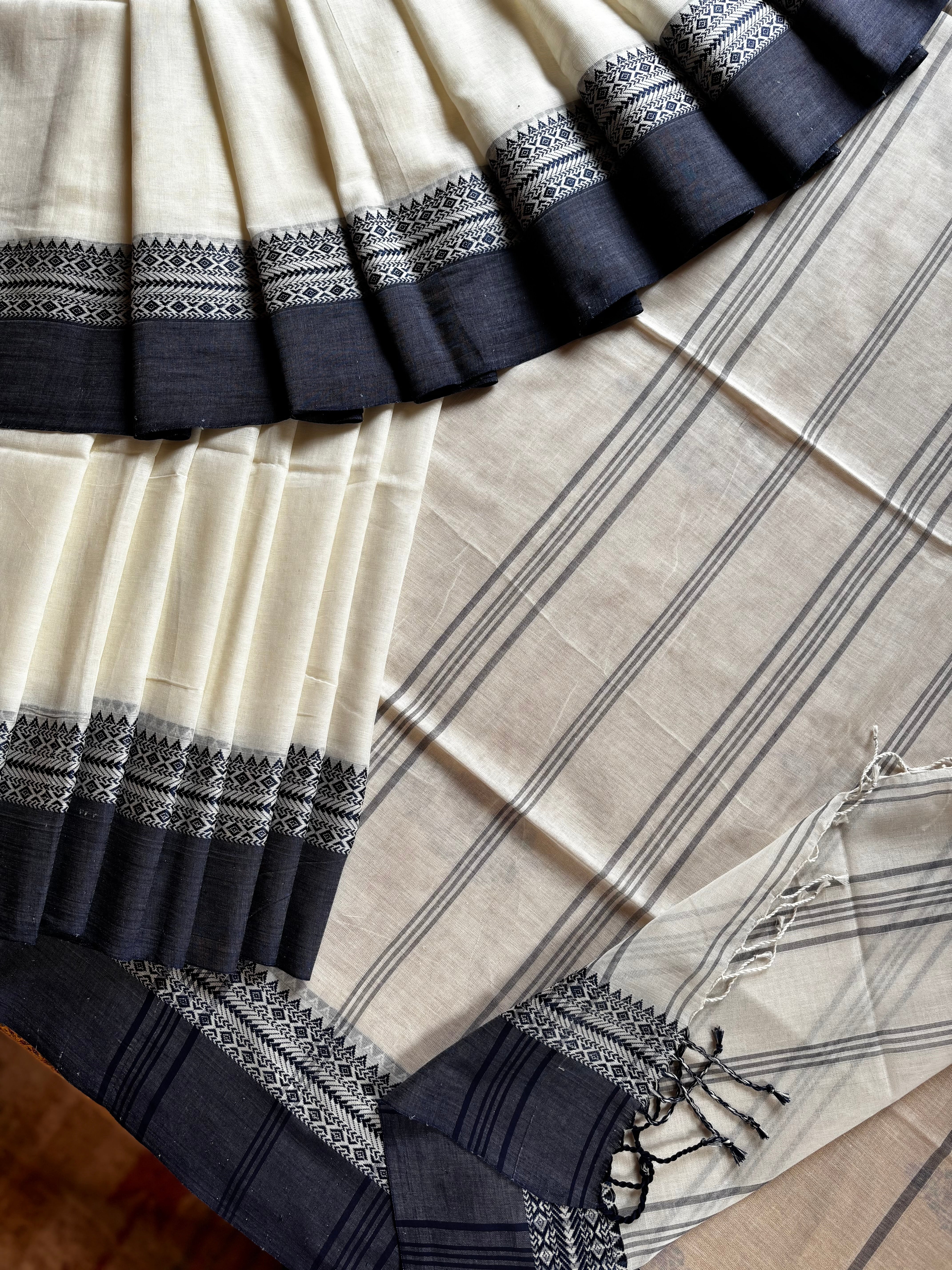 Handwoven White Blue Phulia Cotton Saree