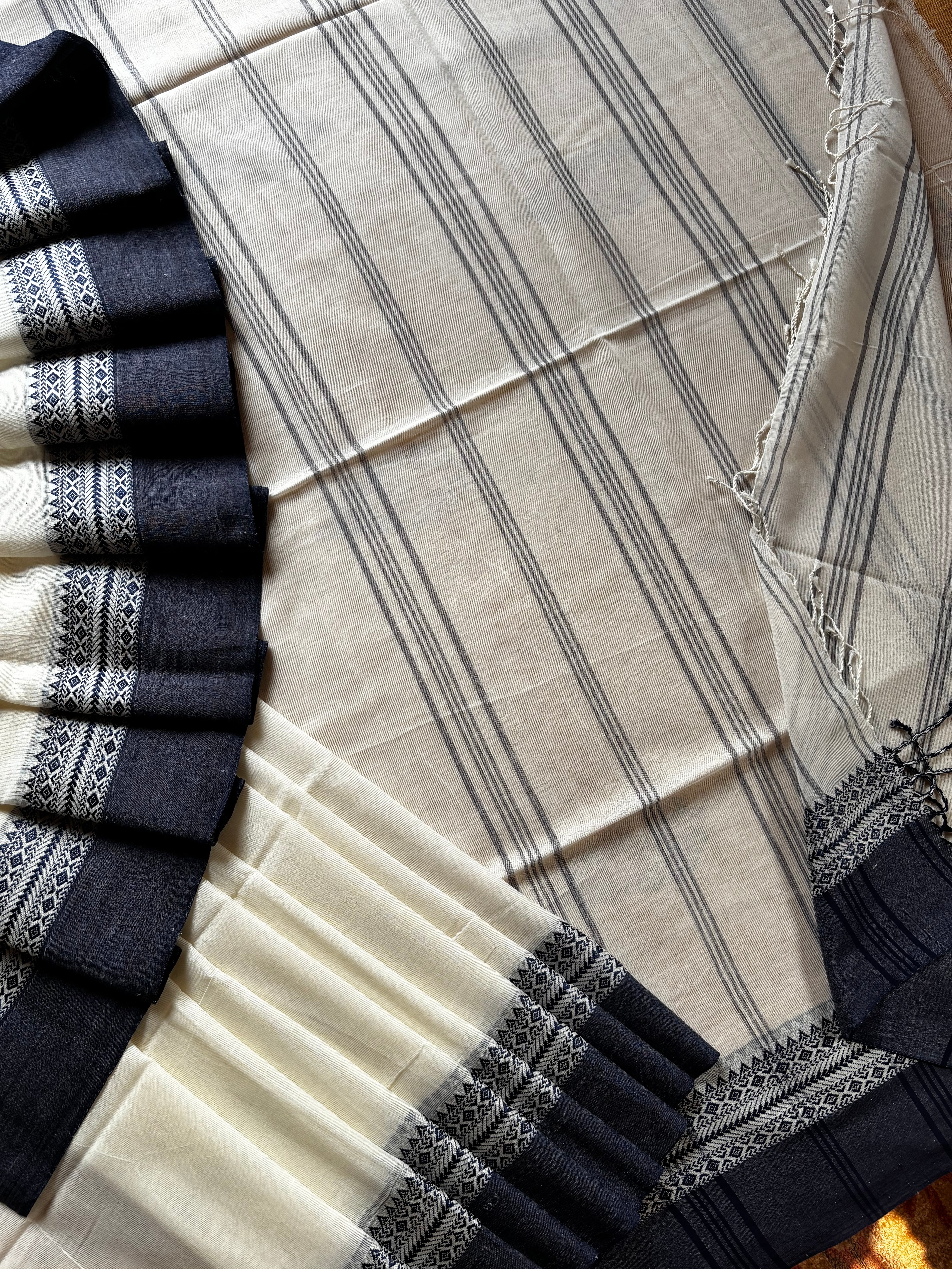 Handwoven White Blue Phulia Cotton Saree