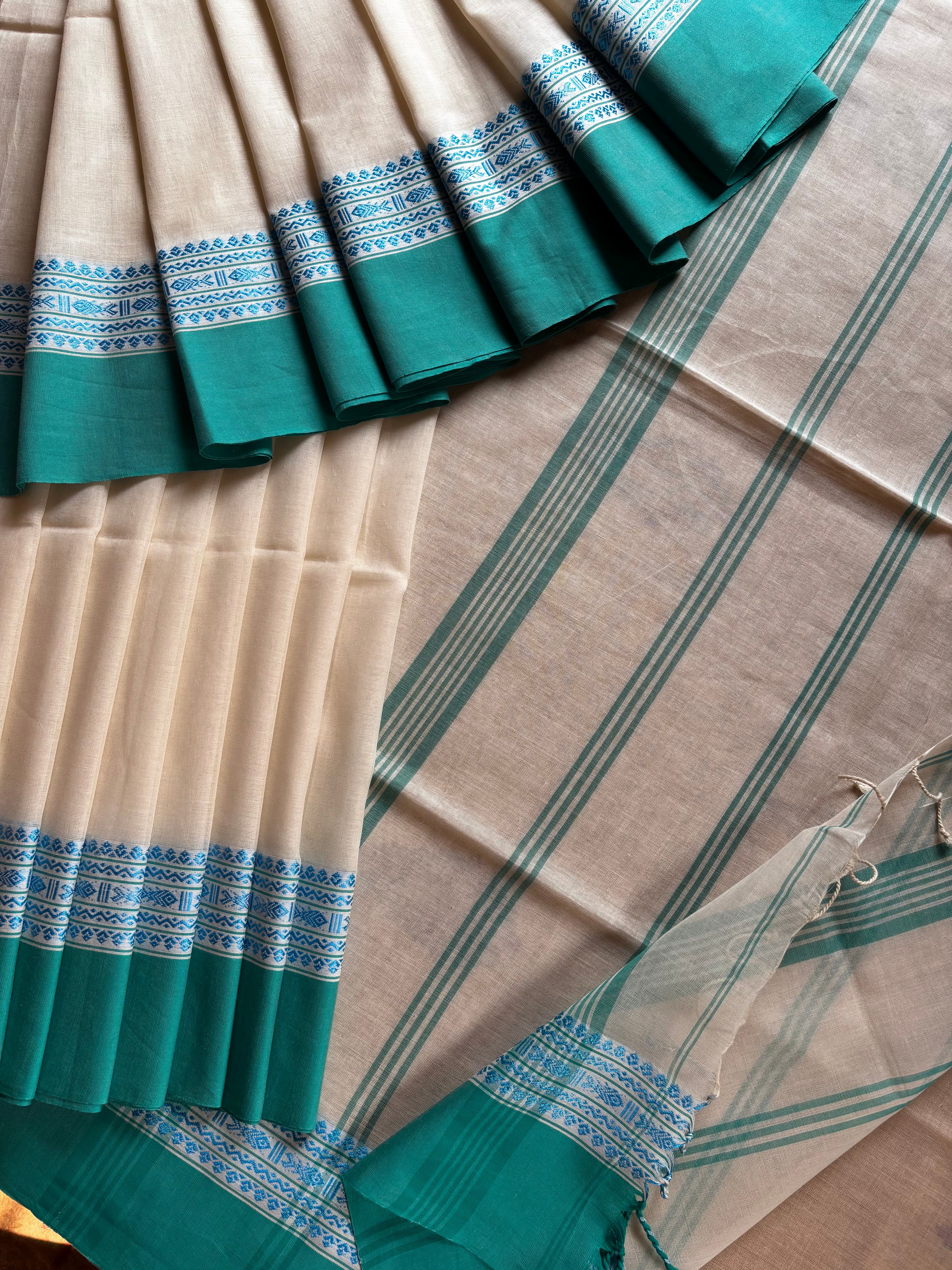 Handwoven Offwhite Phulia Cotton Saree