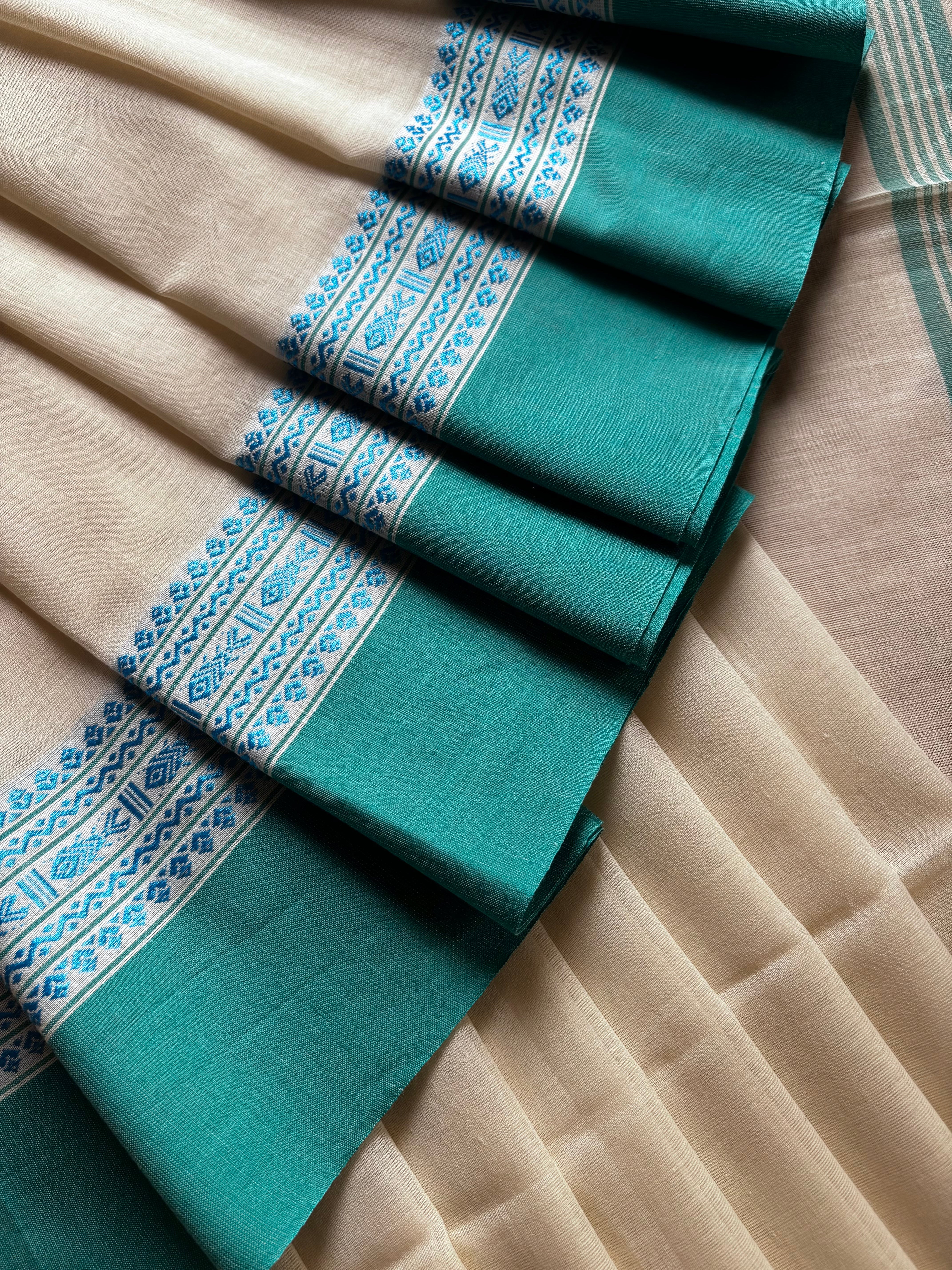Handwoven Offwhite Phulia Cotton Saree