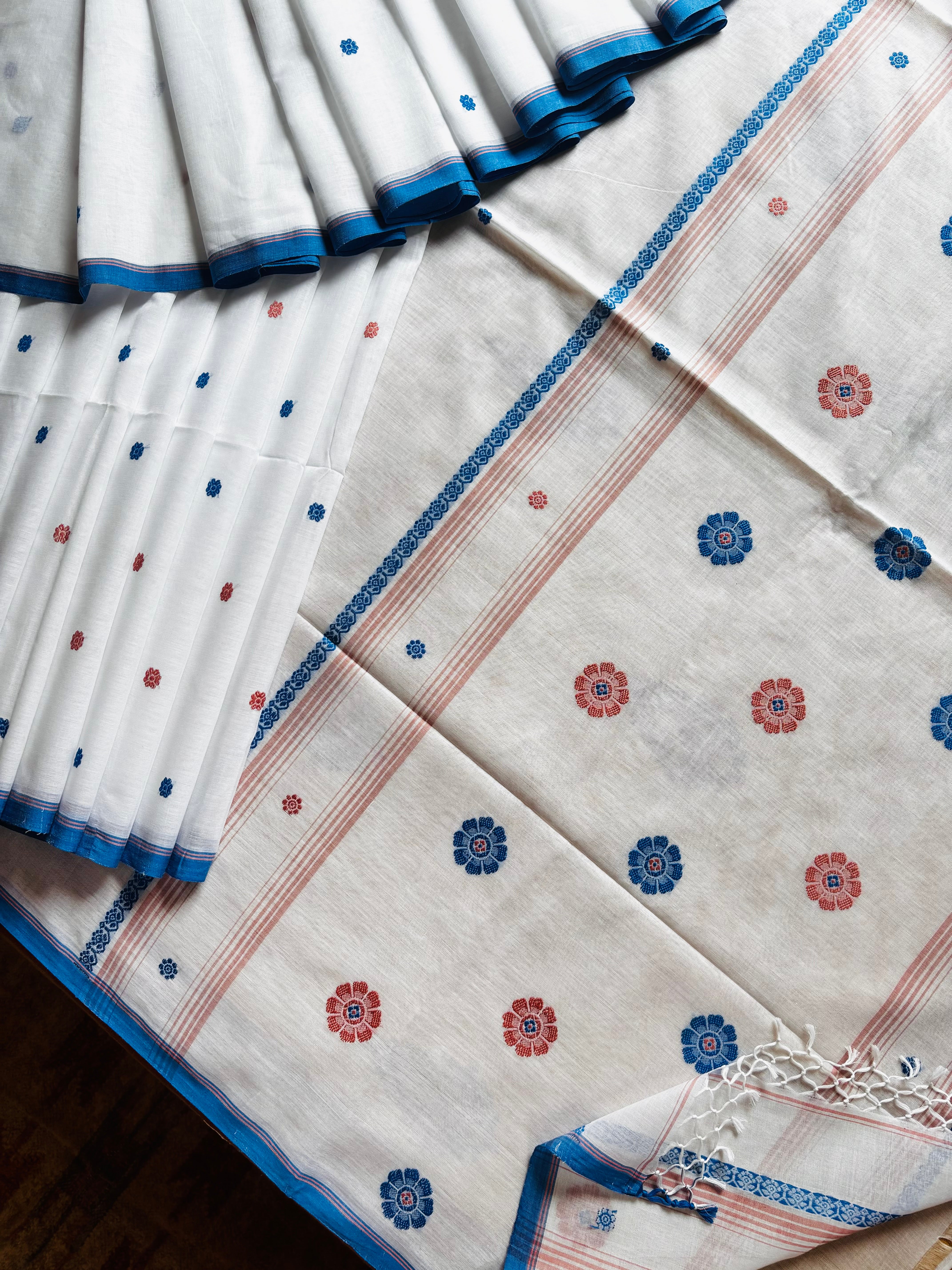 Handwoven White Colour Phulia Cotton Saree