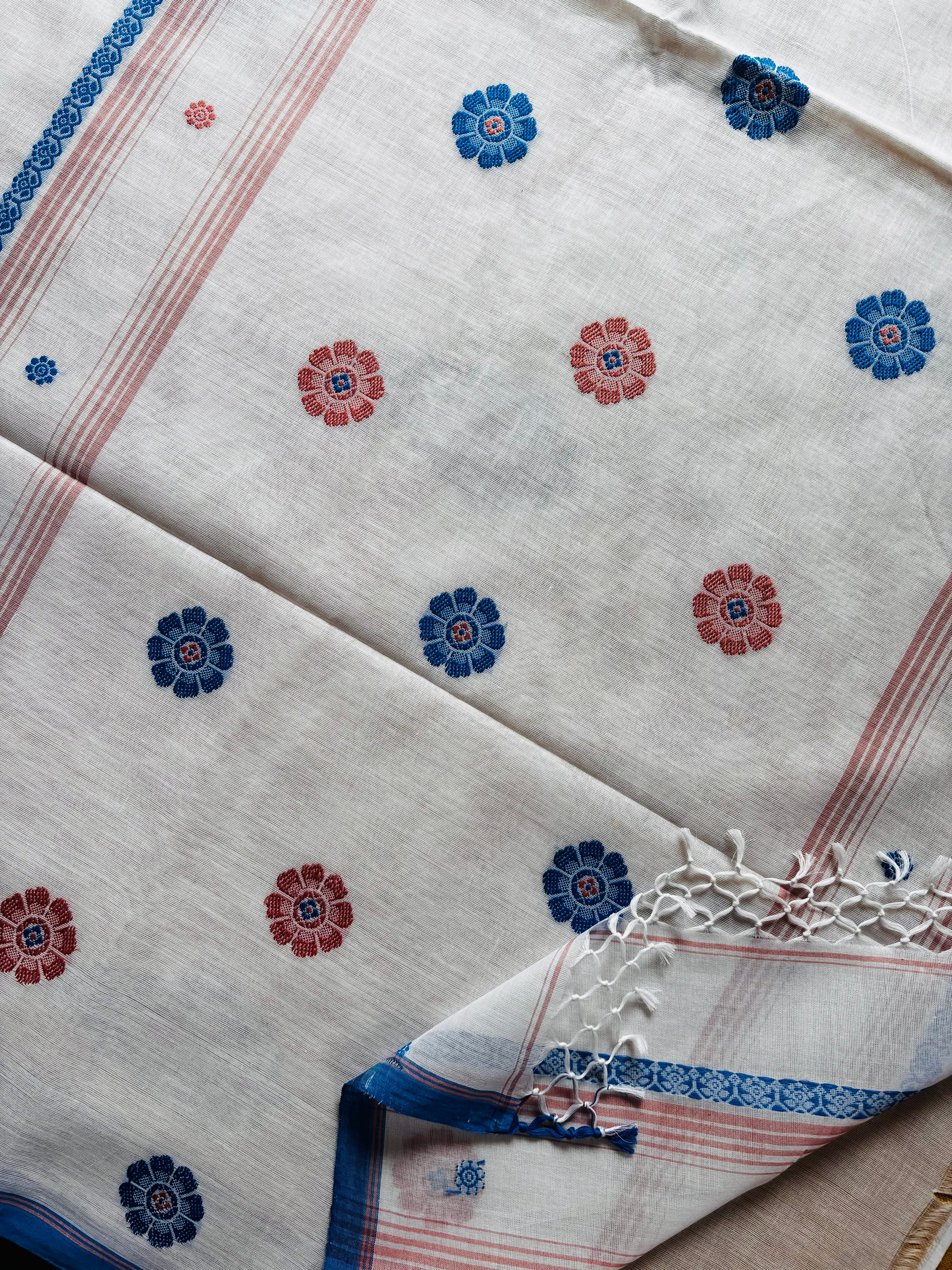 Handwoven White Colour Phulia Cotton Saree