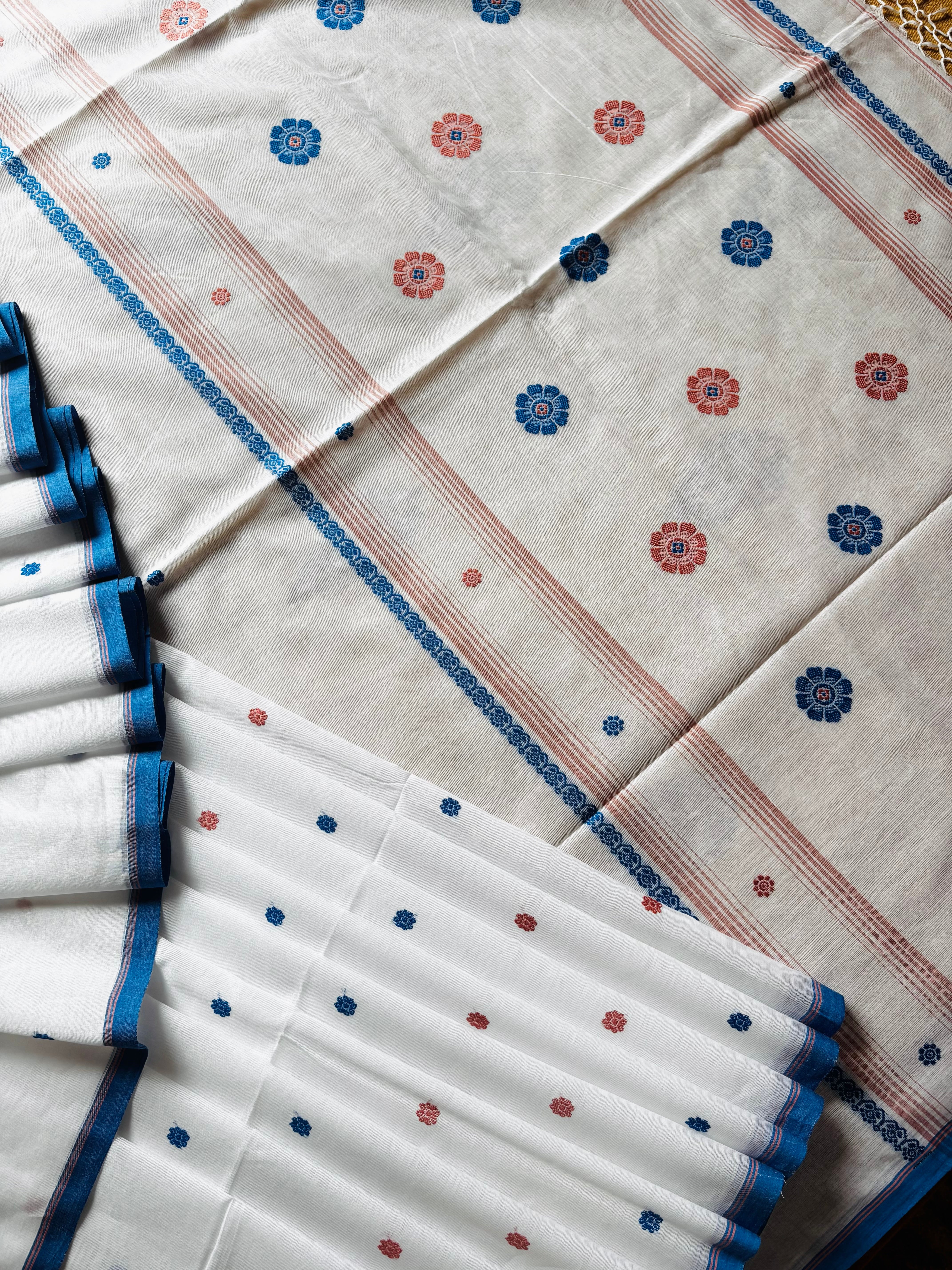 Handwoven White Colour Phulia Cotton Saree