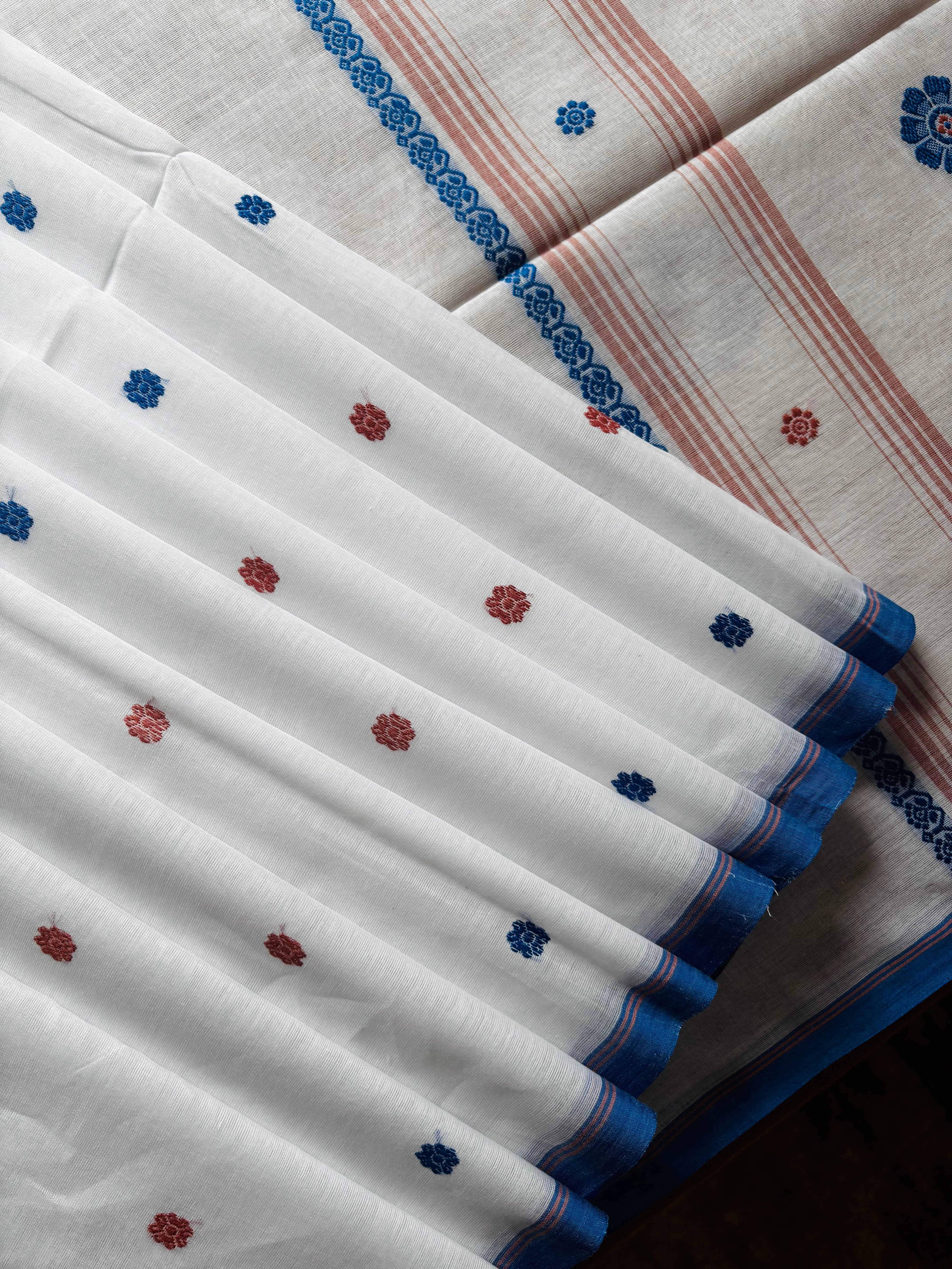 Handwoven White Colour Phulia Cotton Saree