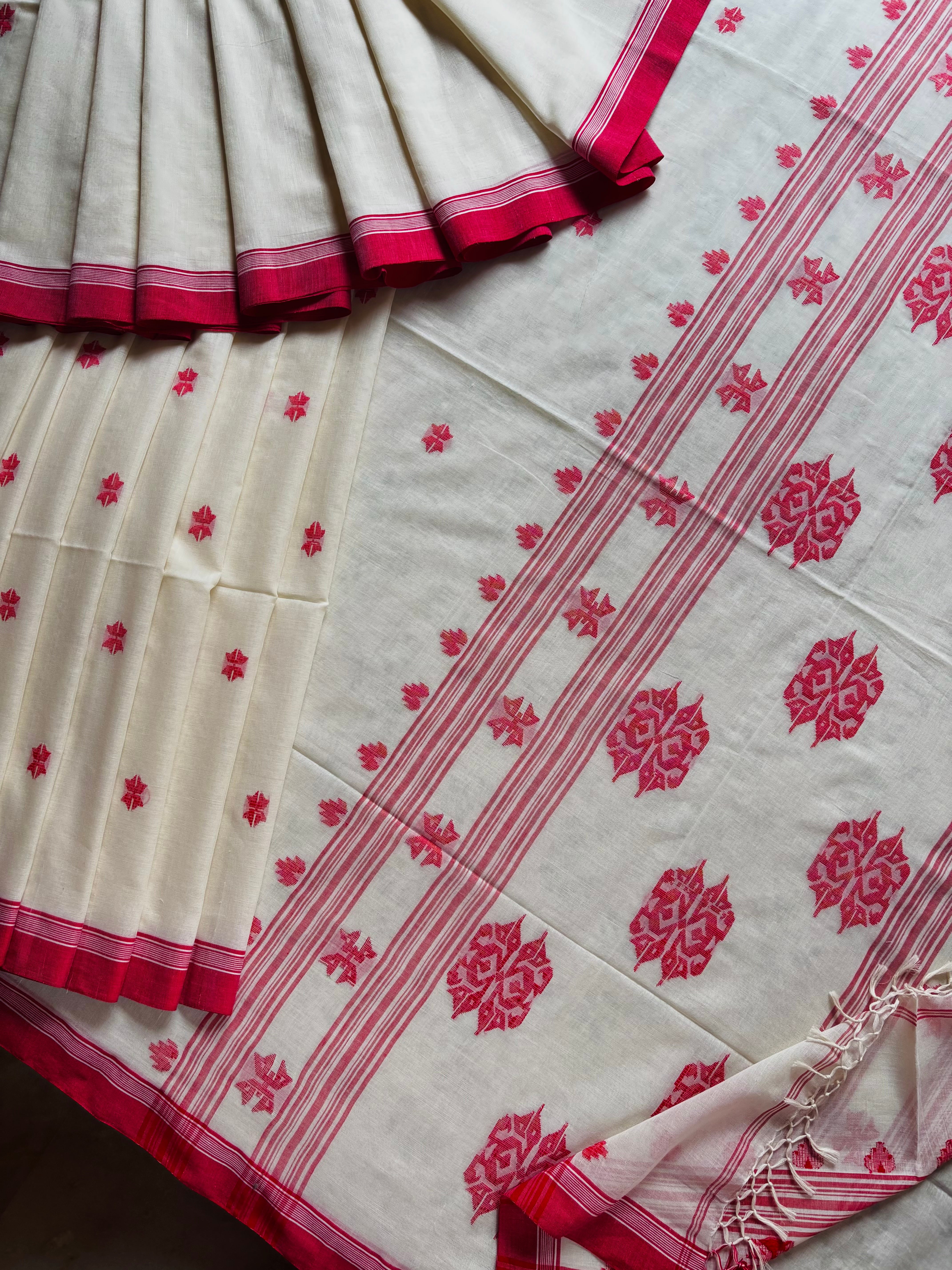 Handwoven Ivory Red Cotton Jamdani Saree