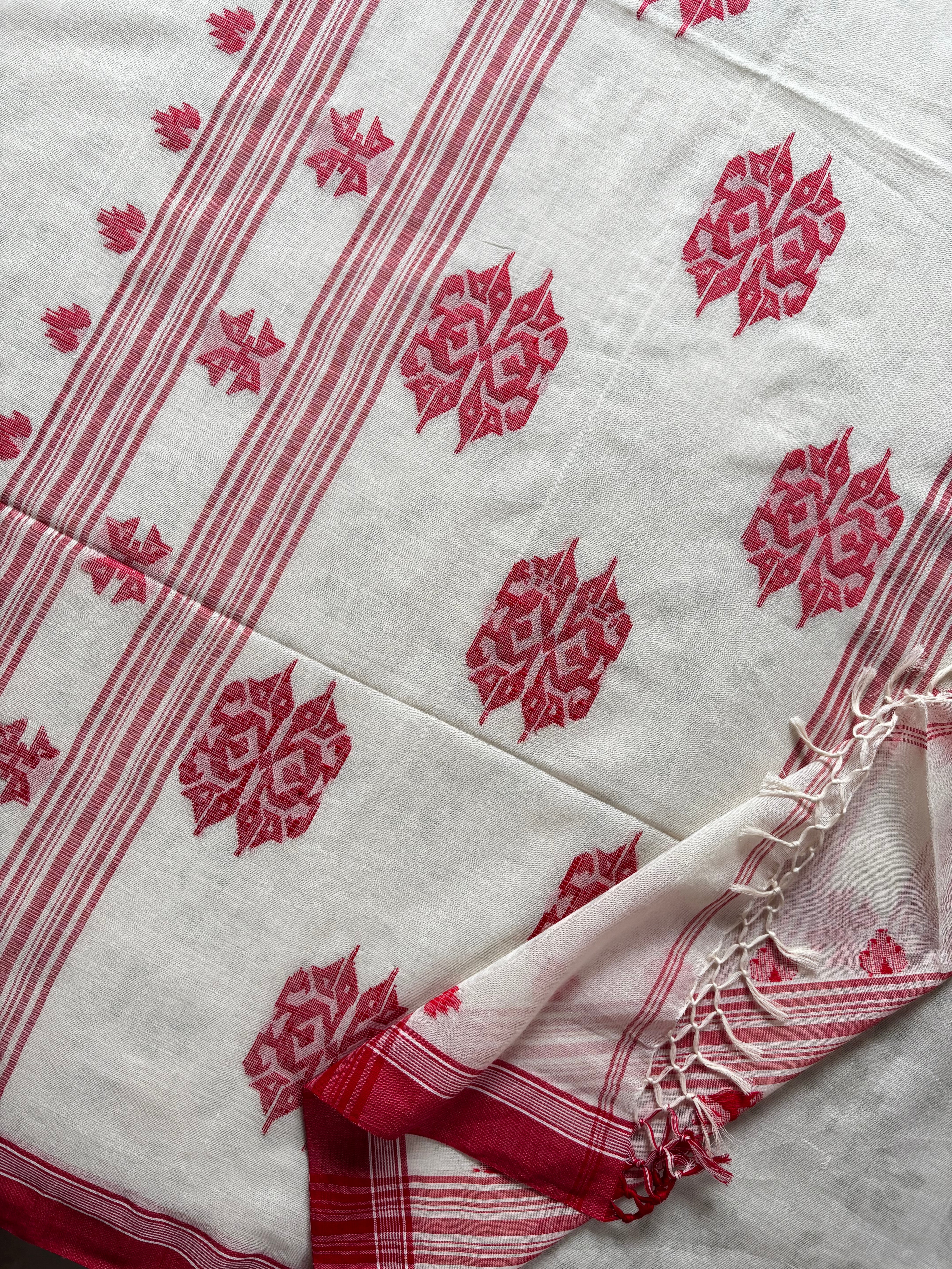 Handwoven Ivory Red Cotton Jamdani Saree