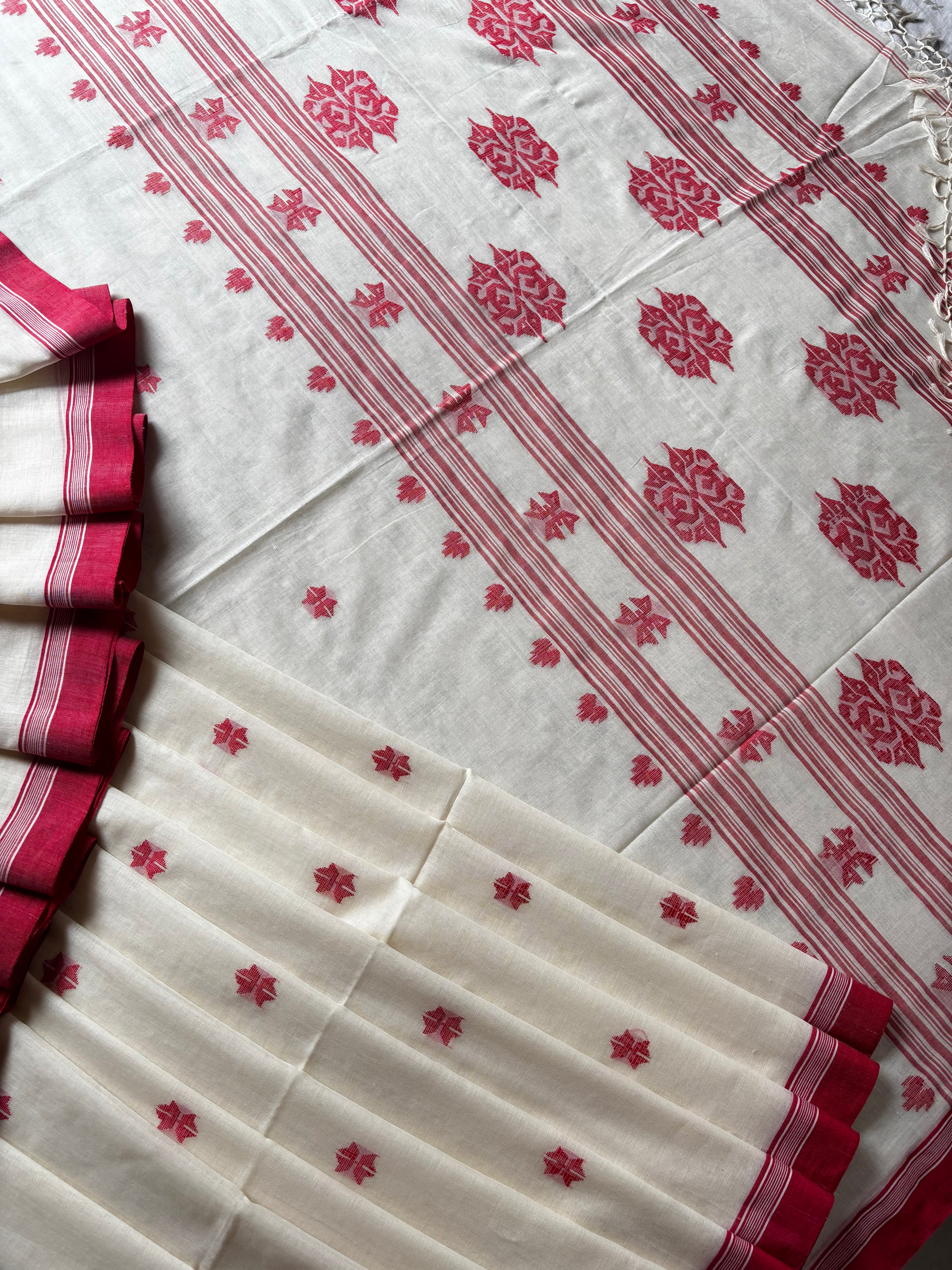 Handwoven Ivory Red Cotton Jamdani Saree