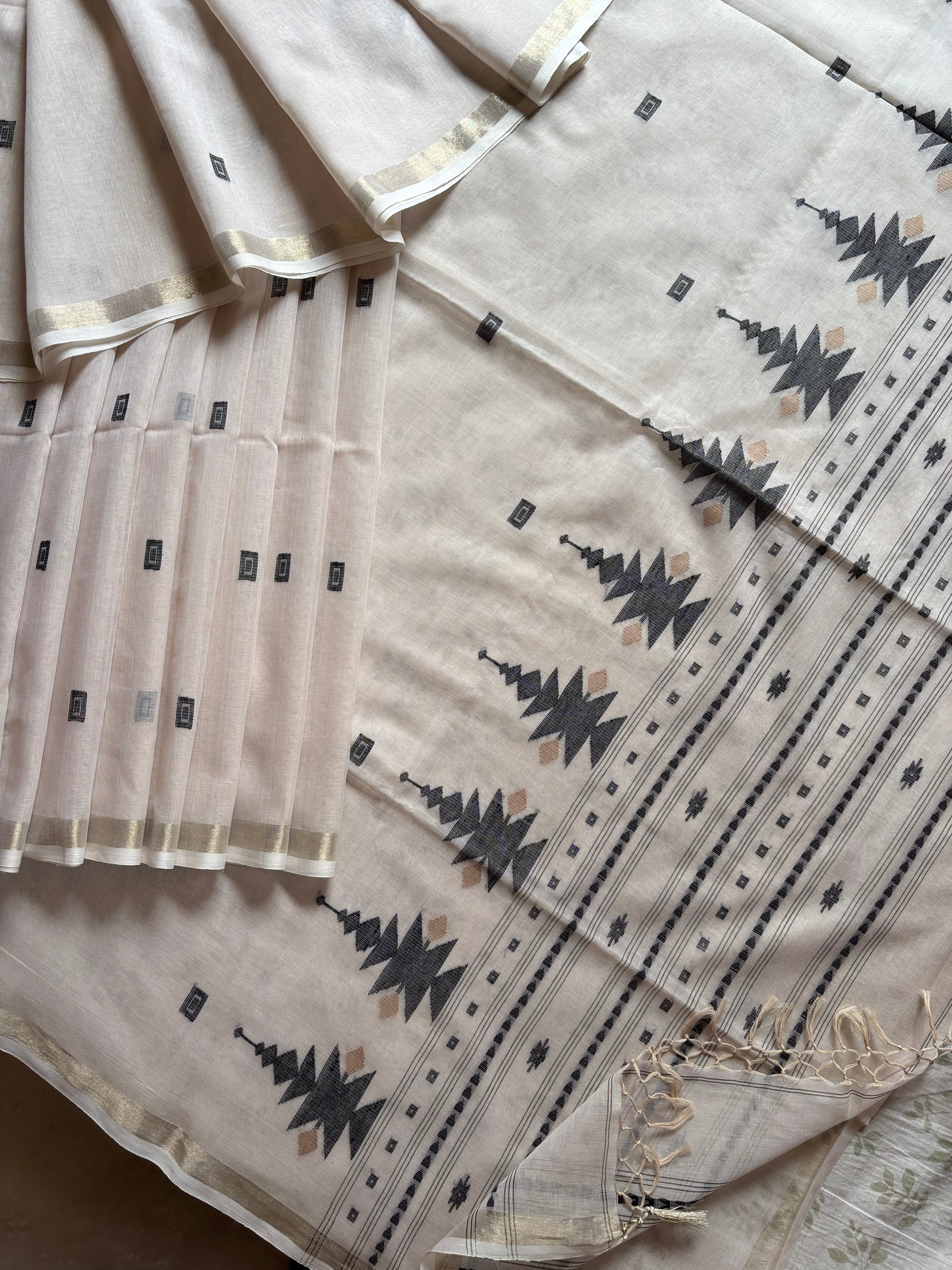 Handwoven Dusty White Cotton Jamdani Saree