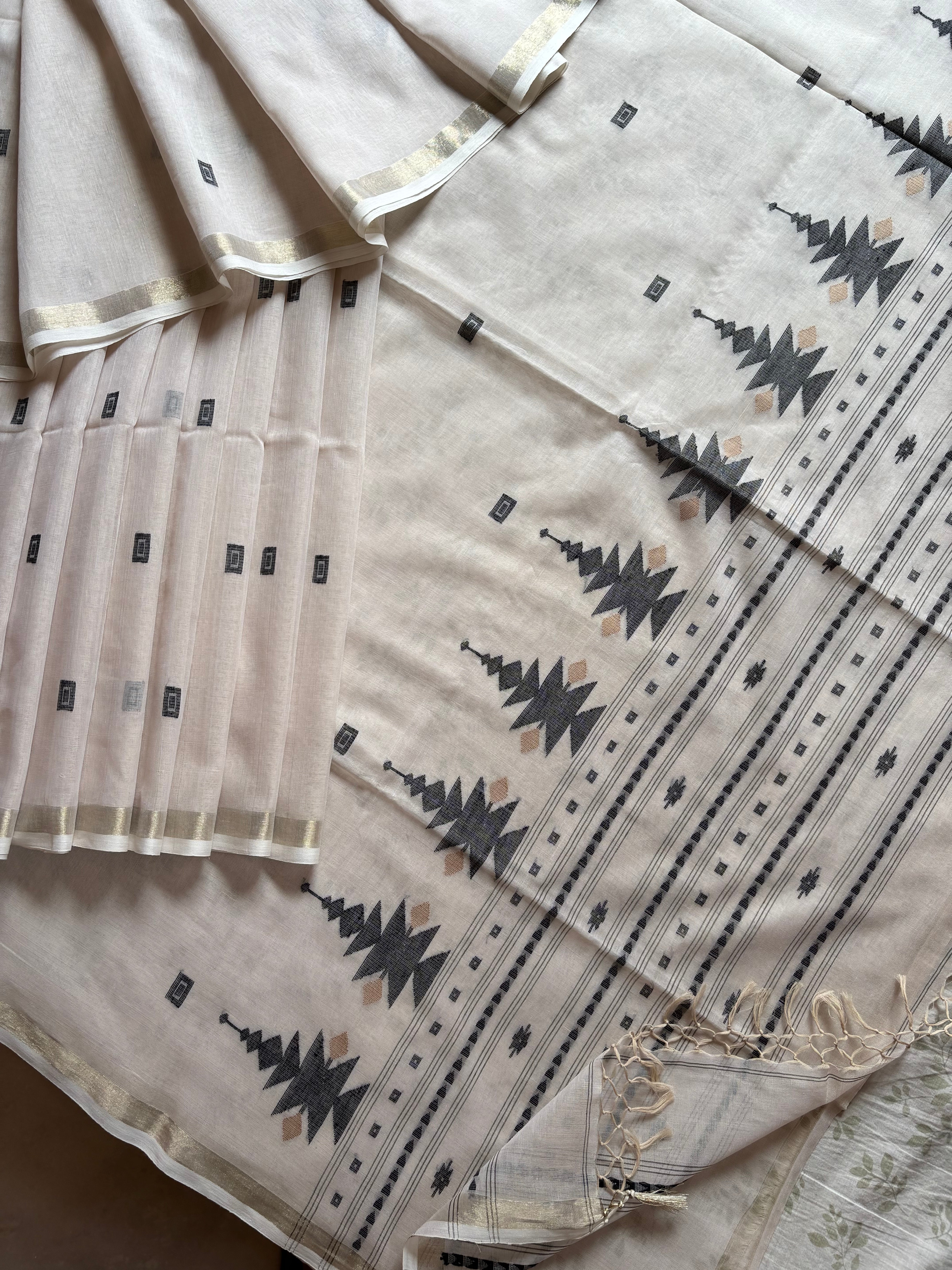 Handwoven Dusty White Cotton Jamdani Saree