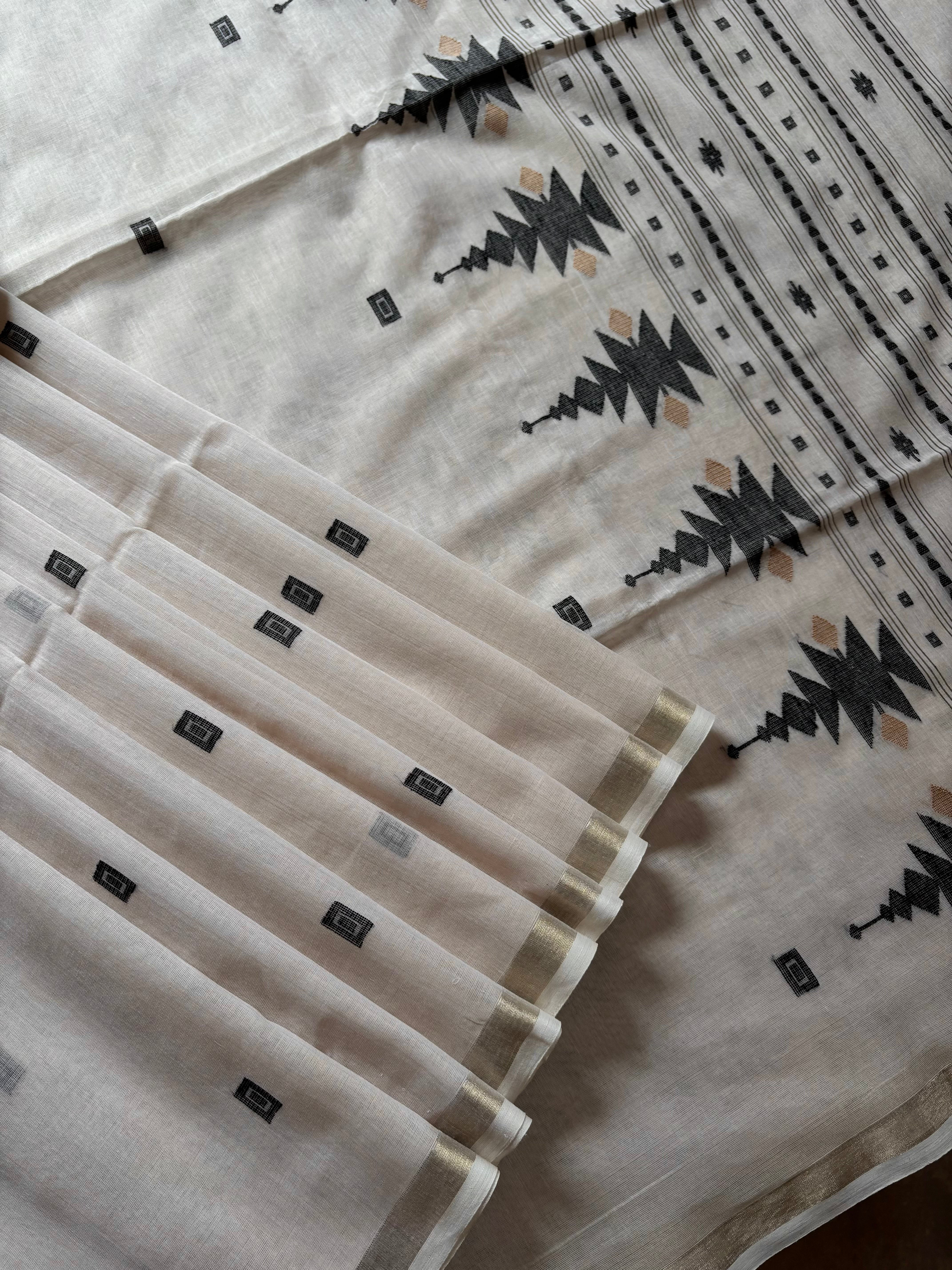 Handwoven Dusty White Cotton Jamdani Saree
