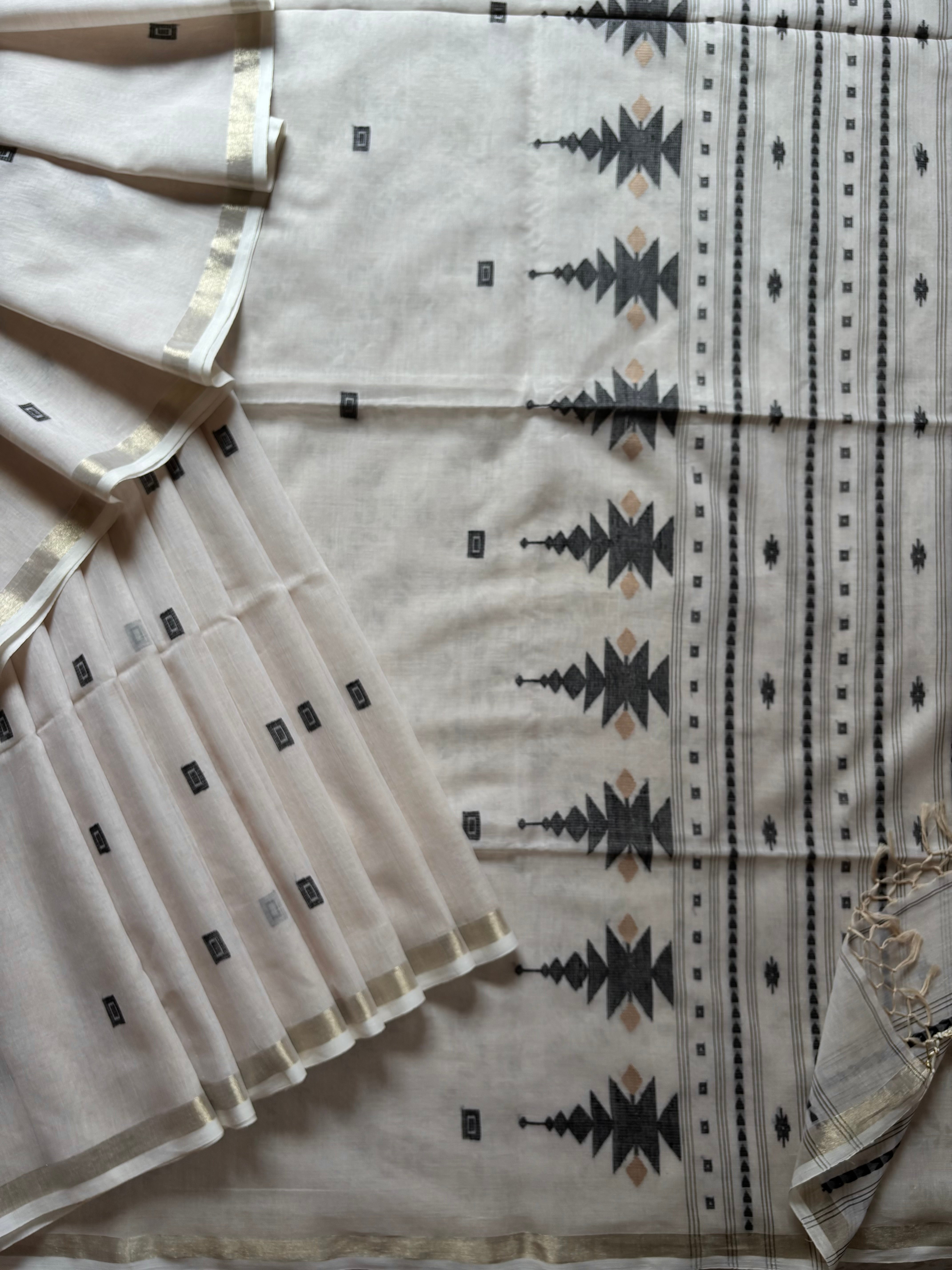 Handwoven Dusty White Cotton Jamdani Saree