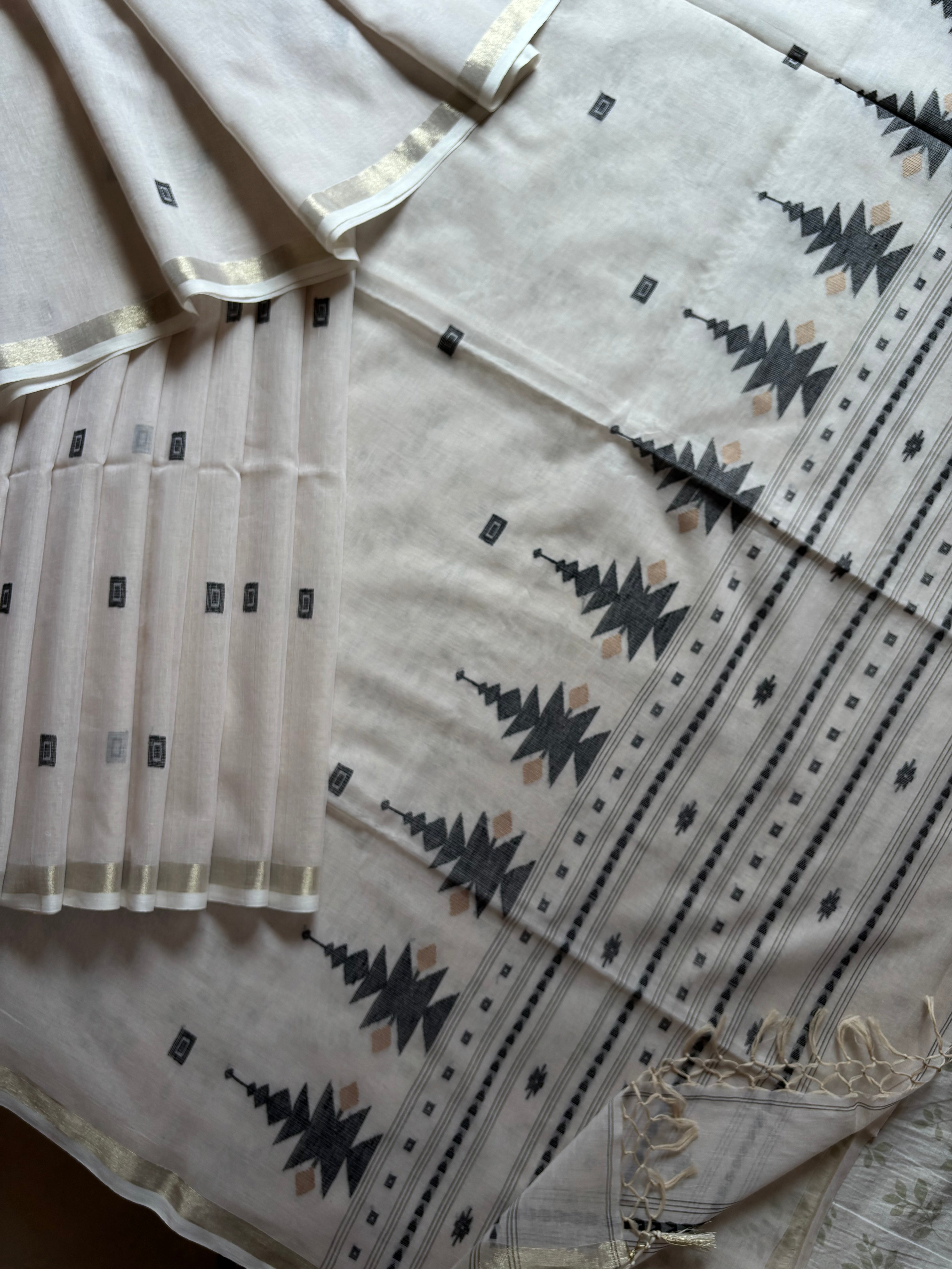 Handwoven Dusty White Cotton Jamdani Saree