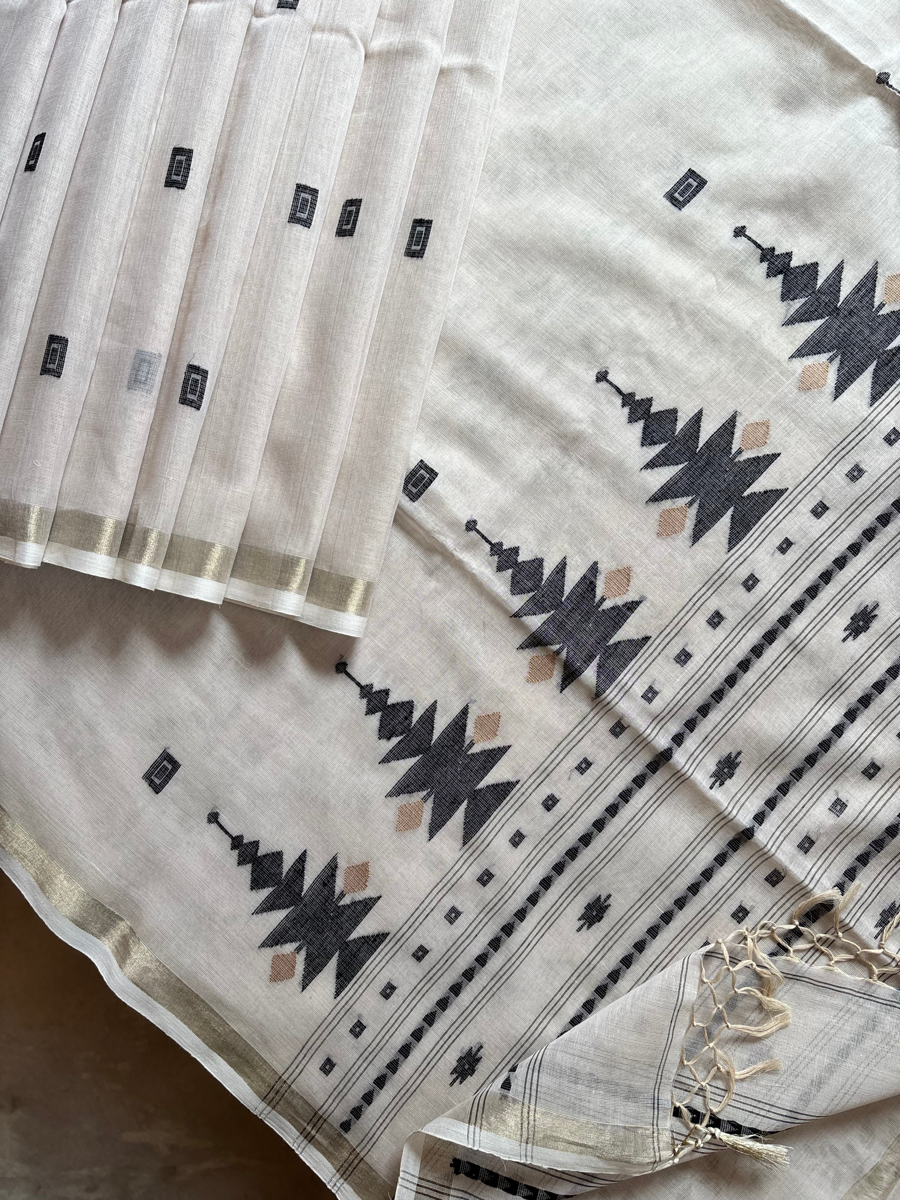 Handwoven Dusty White Cotton Jamdani Saree