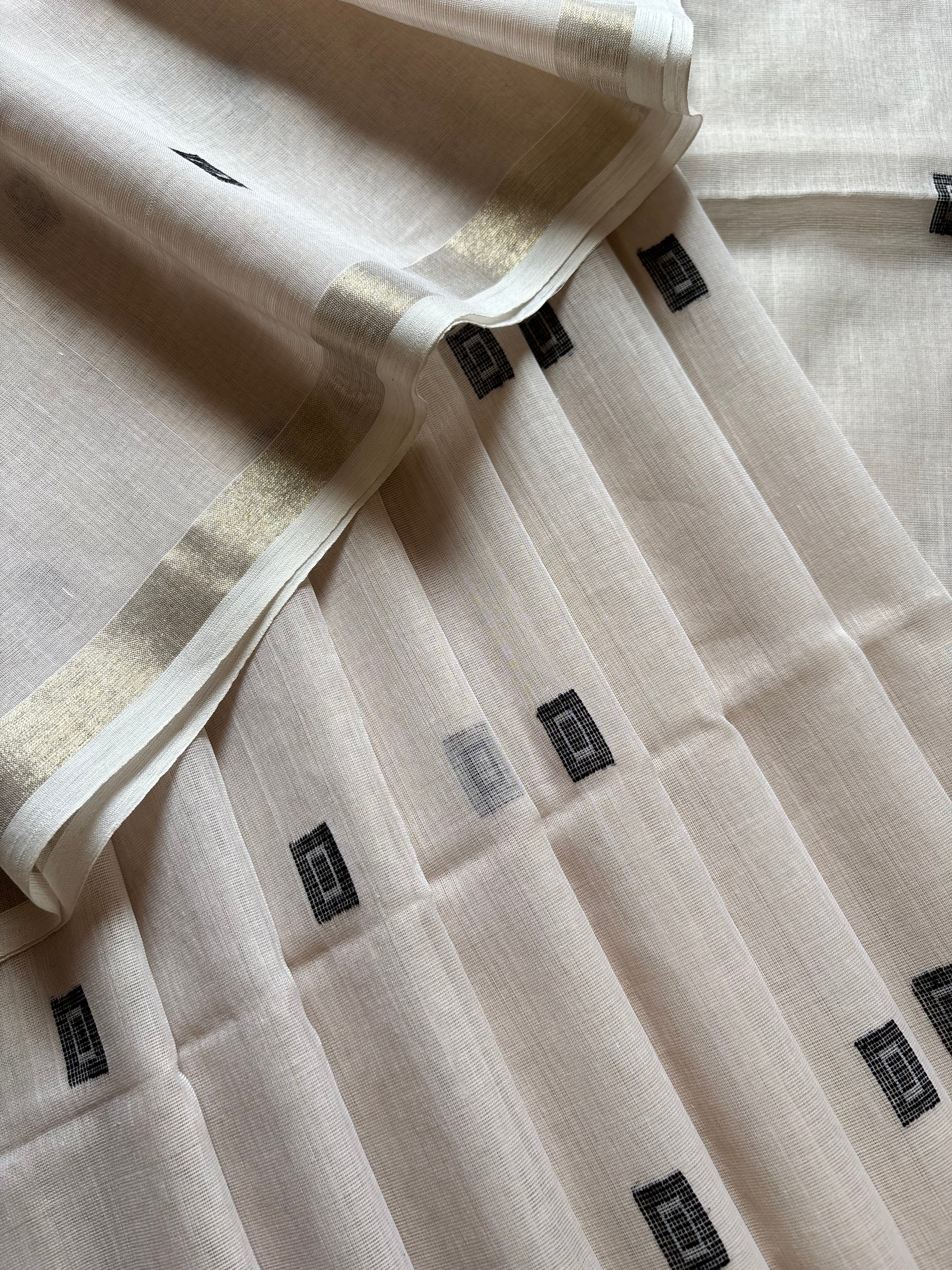 Handwoven Dusty White Cotton Jamdani Saree