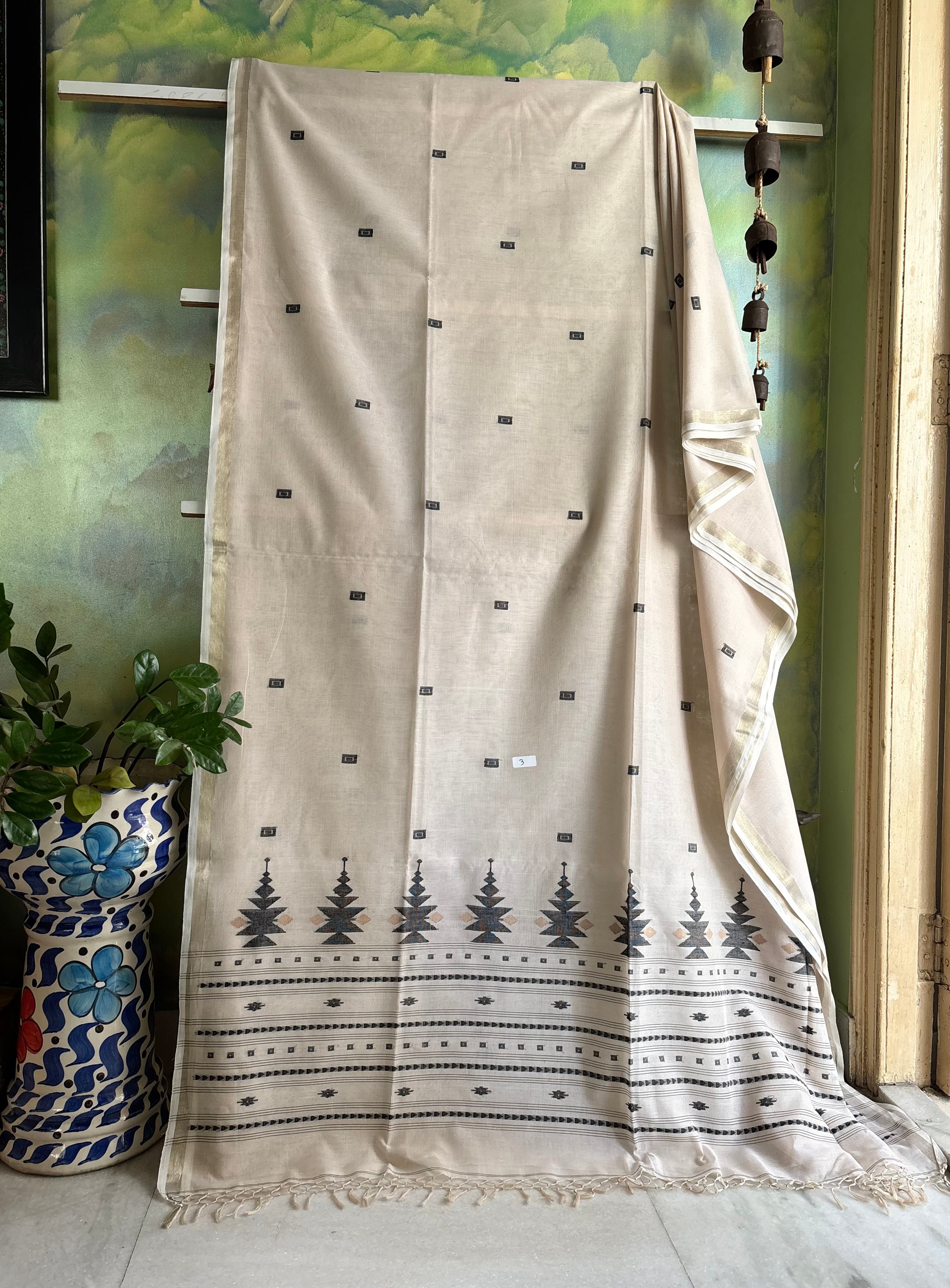 Handwoven Dusty White Cotton Jamdani Saree