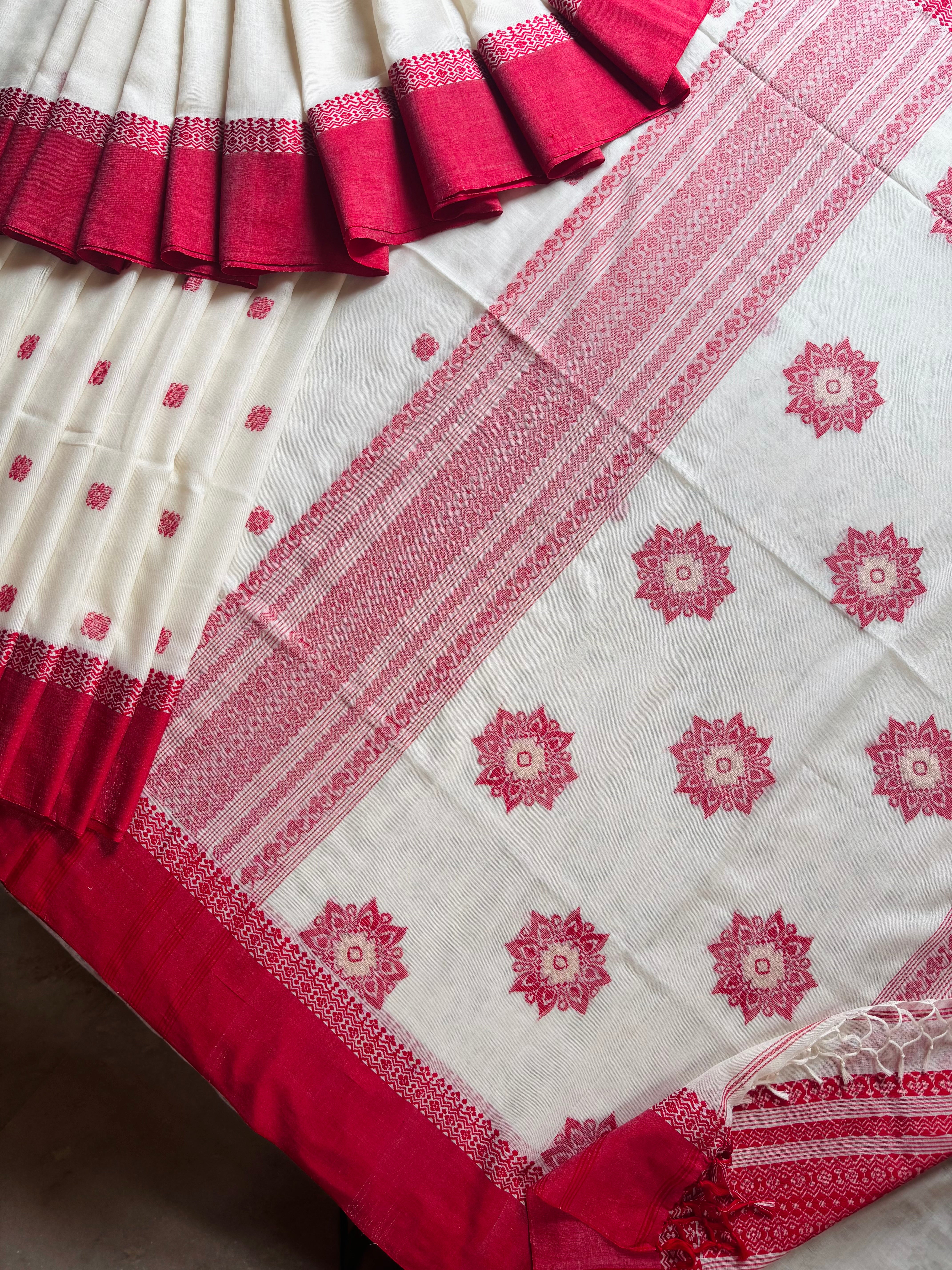 Handwoven Ivory Red Colour Cotton Jamdani Saree