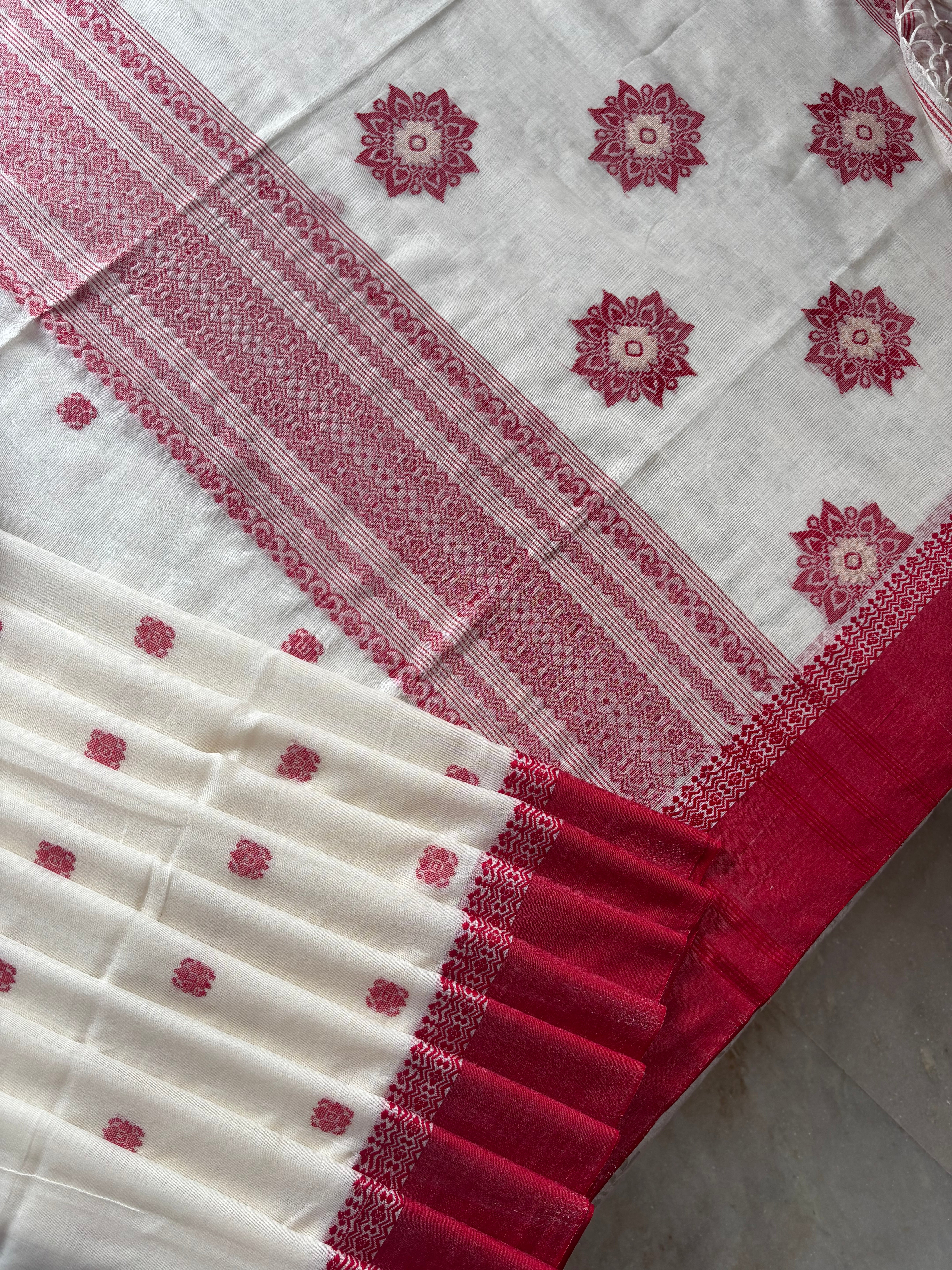 Handwoven Ivory Red Colour Cotton Jamdani Saree
