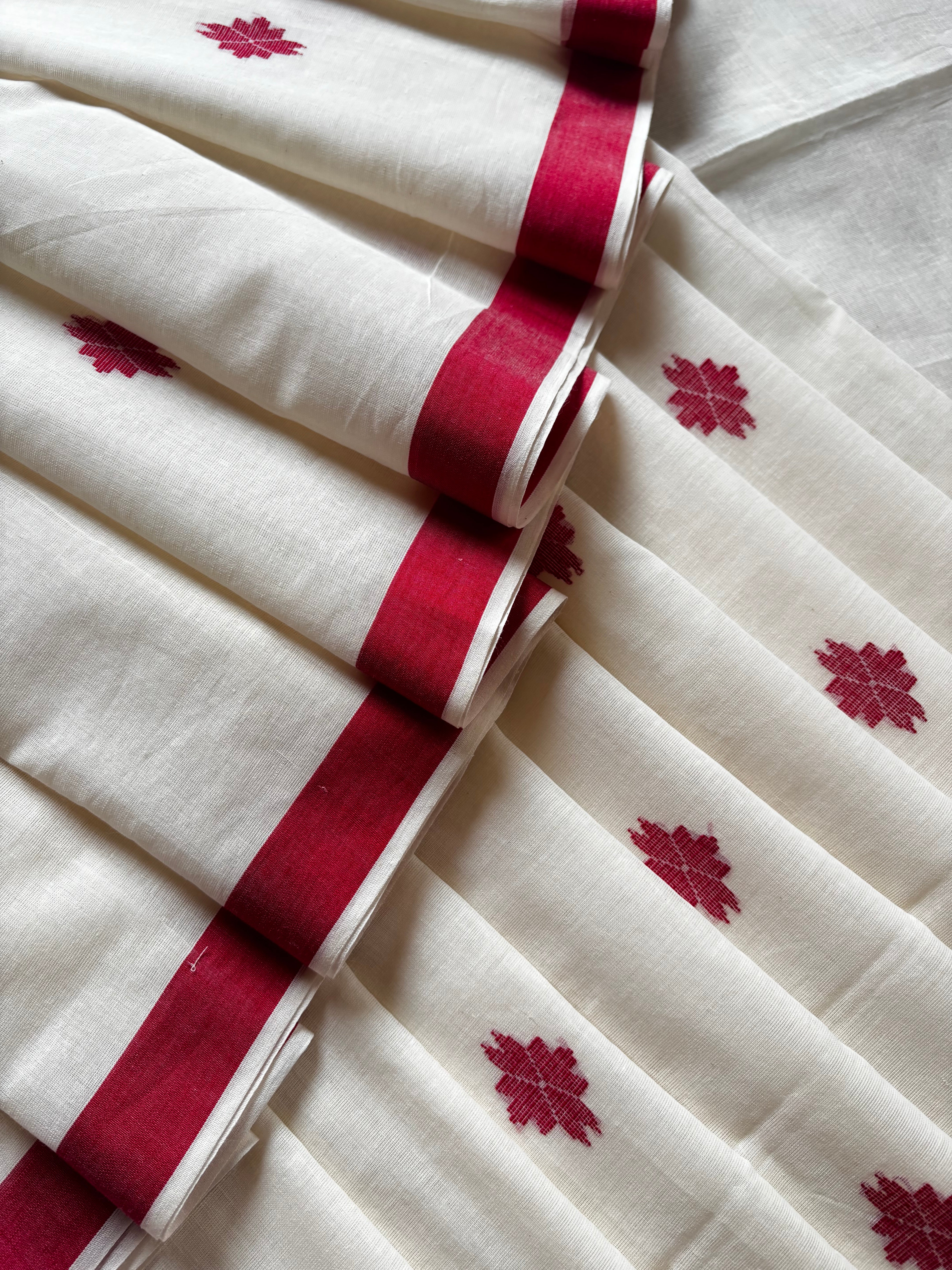 Handwoven Offwhite Red Cotton Jamdani Saree